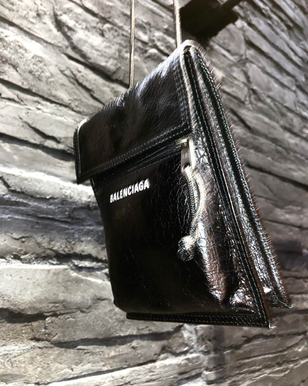 リステアさんのインスタグラム写真 - (リステアInstagram)「IN STORE NOW>>>>> @balenciaga  AW19 Collection. “EXPLORER POUCH STRAP” . . . @restirofficial RESTIR.COM #restir #balenciaga #demnagvasalia #bag」8月18日 19時47分 - restirofficial