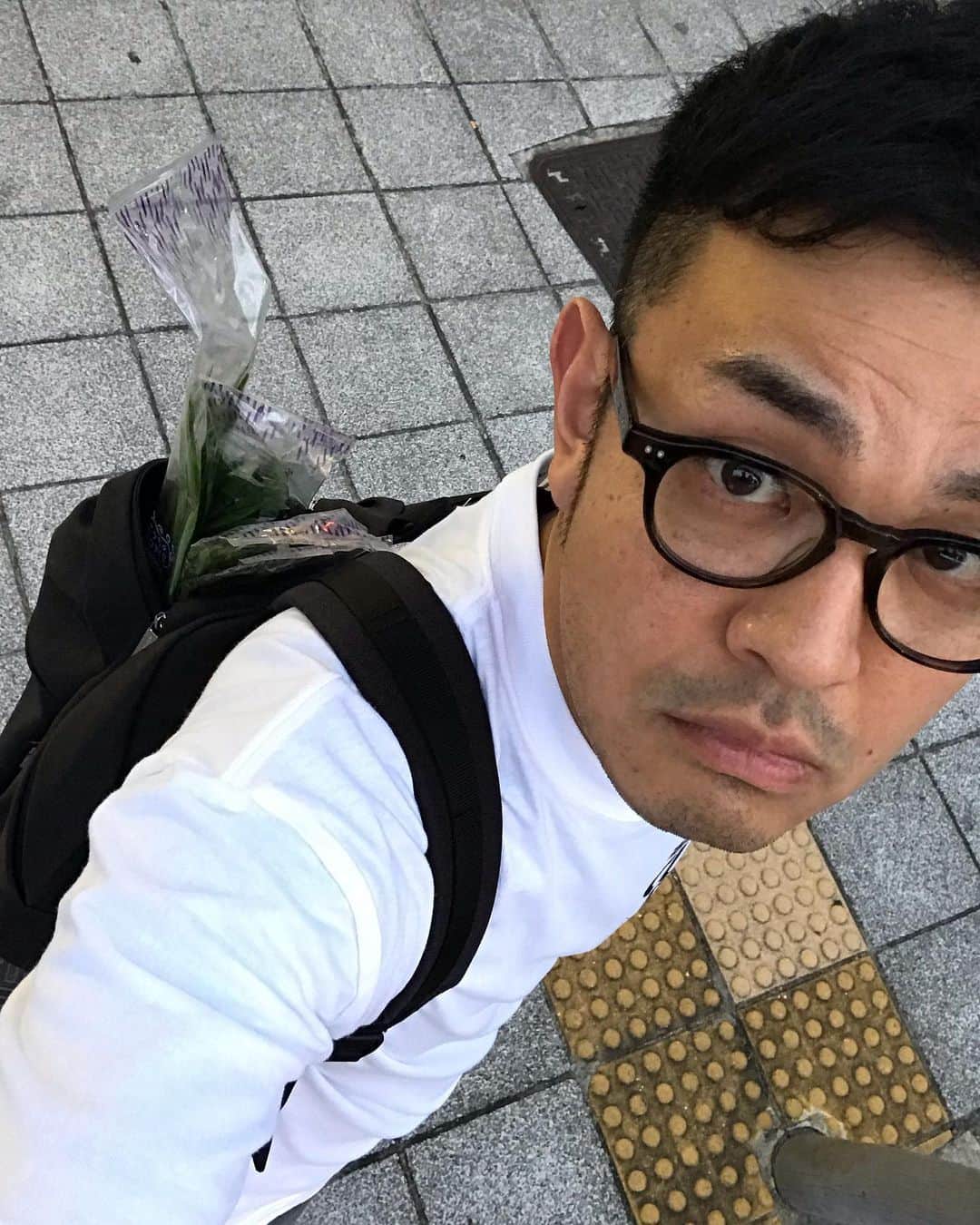高見雄登のインスタグラム：「お盆の出番ありがとうございました。 ネタも、コーナーも、新喜劇の出番もあって楽しかったです！ほぼ毎日劇場にいました。 観に来ていただいた方、ありがとうございます！ ライブ楽しい！ ぜひヒガチキも観に来てください！よろしくお願いします！ 9/19(木) 「ヒガチキ-大阪-」 会場 よしもと漫才劇場 18:15開場/18:30開演(20:00終演) チケット前売り 1500円 #ヒガチキ#ヒガシ逢ウサカ #コロコロチキチキペッパーズ #よしもと漫才劇場#マンゲキ 明日からの平常運転、怖いと思いますがみなさんがんばっていきましょう！ ぼくは今からニラを四束背負って、バイト行ってきます！ 買い出し頼まれてん！ #買い出し #エコバック#2円節約」