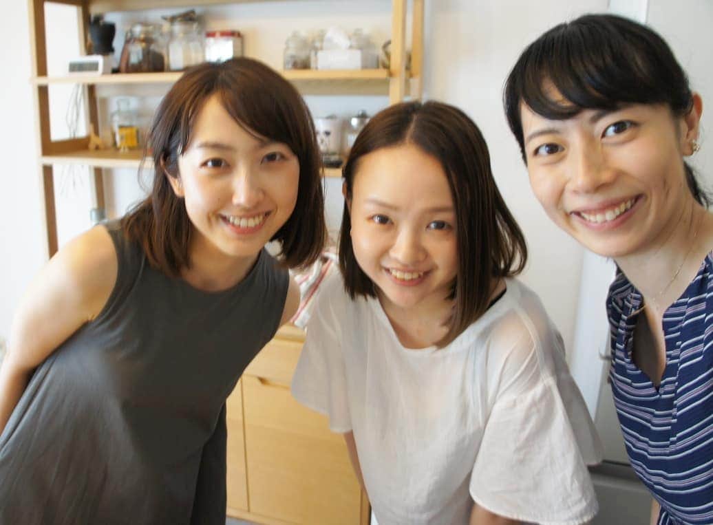 のインスタグラム：「. おととい、 神戸から東京に帰省していたりさと共に あみちゃん家にお邪魔しました😊 . ふたりと、 そのふたりのベビくん達との空間がもう、 それはもう、癒しの空間で😍✨ つい、たくさん写真撮ってしまいました(*´｀) (なるべく自重したつもりでしたが…😂) . 過去にもいろいろ投稿していますが、 大好きな友人と その友人の大切なベビちゃんとの光景を見ると、 ついシャッターを押す手が止まらなくなってしまいます(*´｀) . でも💡 もちろんお喋りもしっかり楽しみました(*^^*) また会えるときを楽しみにしています😊 . #大学時代 が懐かしいね🍀 # 二人とも、もう立派なお母さん😢✨ #家ランチ  #おばばか #素人カメラマン  1枚目#自撮り#ぶれた だけど#写真好き#カメラ好き」