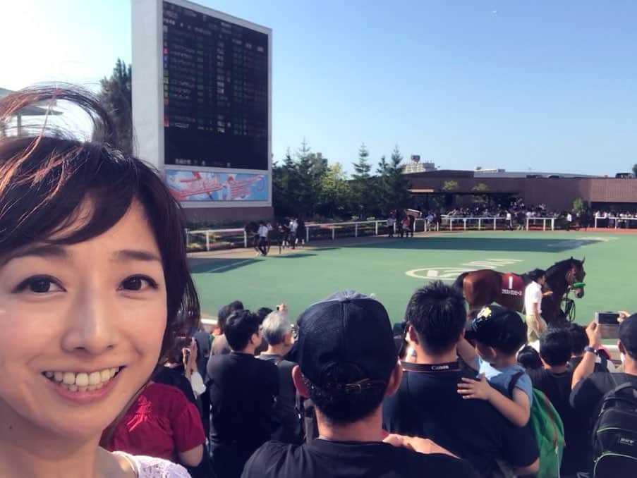 佐藤彩さんのインスタグラム写真 - (佐藤彩Instagram)「楽しかった札幌競馬場🐎  札幌記念のパドックでも、自撮りしちゃいました。 ちょっと遠いけど…笑  札幌記念のゴールもしっかりこの目で🏇 馬女ぶりを発揮しましたよ。笑 お馬さんたち、カッコ良かったなぁ☺️ . . 今日の札幌競馬場には3万人以上の方が集まったそうですね。 日差しが照りつけてジリジリ暑く大変でしたが…みんなでワイワイ楽しかったです😊 さーて、明日からも頑張ろうっと😄 . . そして明日から、というと… HBCラジオ夏の大感謝週間が始まります🌟  それに先立って行われたチカホでのご案内ミニイベント、来てくださった皆さんありがとうございました✨  いよいよ現金128万7千円が当たるキーワードの発表も始まりますし、朝刊さくらいからは、ジンギスカンスペシャルセットのプレゼントもありますよ✨ 毎日3名様に当たりますので、ぜひ番組にご参加くださいね😊  夏の大感謝週間の情報、128万7千円プレゼントの応募フォームはこちら↓ http://www.hbc.co.jp/radio/kansha2019/  #札幌競馬場 #馬女 #UMAJO #札幌記念 #勝ったのは #ブラストワンピース #凱旋門賞へ弾み  #HBCラジオ #hbcradio #夏の大感謝週間 #HBC #アナウンサー #水野善公 アナ #ナルミッツ #佐々木佑花 アナ #ココカラー #堀内大輝 アナ #今日ドキッ #佐藤彩 #朝刊さくらい」8月18日 19時51分 - hbc_ayasato
