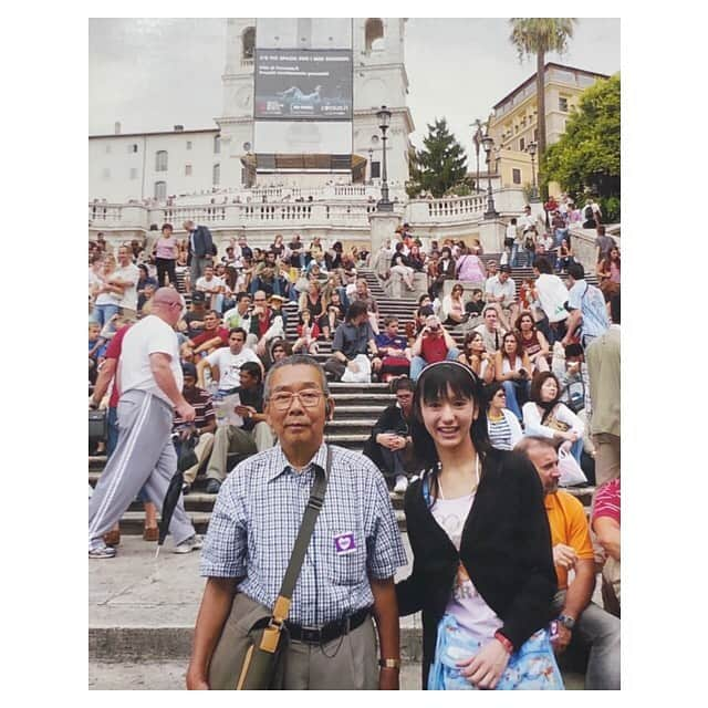 早乙女わかばさんのインスタグラム写真 - (早乙女わかばInstagram)「.﻿ おじいちゃんとの旅✈️💕﻿ ﻿ 懐かしくなり、写真を引っ張り出してみました😊﻿ ﻿ 🧡スペイン広場/イタリア🇮🇹﻿ 本科生の夏休みに。﻿ ﻿ 🧡ポンペイ/イタリア🇮🇹﻿ ここは昔劇場だった場所。﻿ ガイドさんに「誰か歌われますか？」と聞かれ…「もうすぐ大きな舞台に立つんだから歌ってみなさい😊」と祖父に言われ、すみれの花咲く頃を歌いました🤣﻿ 祖父の嬉しそうな顔は忘れられません✨﻿ ﻿ 🧡プラハ城/チェコ🇨🇿﻿ 高校1年の夏休みに。﻿ ﻿ 🧡アンコールワット/カンボジア🇰🇭﻿ 中学3年の春休みに。﻿ わかばプクプク時代。﻿ 人生で一番太っていました。今より+7キロ。﻿ 信じられないと思いますが🤣﻿ またいつかこのお話もします（笑）﻿ ﻿ ✨✨✨✨✨✨✨✨✨✨✨✨✨✨✨﻿ ﻿ 〝旅行はお金はなくなるけれど、お金では買えない思い出、経験を得る〟﻿ ﻿ と祖父がよく話していました。﻿ ﻿ 沢山の思い出、経験を与えてくれた祖父には今でも感謝の気持ちで一杯です😌﻿ ﻿ 海外の事に限らず色んな事を知っていて、歳を重ねても何でも挑戦していた努力家のおじいちゃん。毎日パソコンでメール交換していたことも懐かしい☺️﻿ ﻿ その影響で私も何でも挑戦したい‼️と思うように。﻿ ﻿ 今の私は〝やりたいと思ったことはやる！〟がモットーです‼️✨﻿ ﻿ 出来ないと思っている間は何事も出来ない。﻿ やってみて出来ないと分かればそれでいい。﻿ それだけで学びがある。﻿ 出来ないと決めつけてやらないのは何も学ばない。﻿ ﻿ やりたい！という気持ちを大切に、色んな事に挑戦していきたいです☺️💕﻿ ﻿ このポジティブ精神はおじいちゃん譲りかな✨﻿ ﻿ #旅﻿ #祖父と孫﻿ #2人旅﻿ #挑戦﻿ #努力﻿ #おじいちゃんっ子﻿ #やりたいことはやる﻿ #ポジティブ精神」8月18日 19時52分 - s_wakaba.94