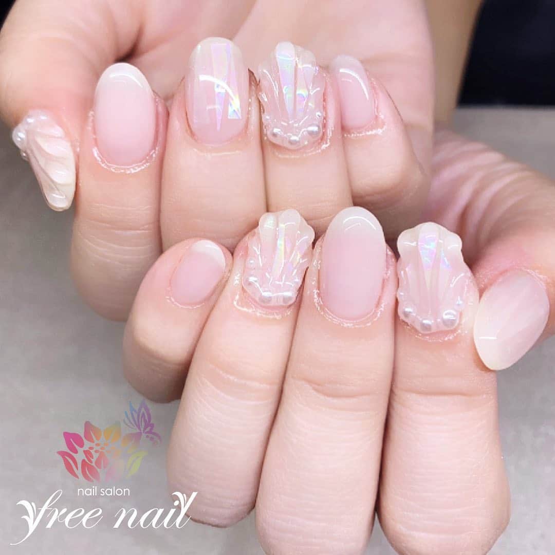 free nail フリーネイルのインスタグラム：「. お客様ネイル💅🏻🌺✨ . マーメイドネイル🧜🏻‍♀️💕 . ショートネイルで人魚の鱗🧜🏻‍♀️🐚⭐️ . ご来店ありがとうございました🙇🏻‍♀️🙇🏻‍♀️🙇🏻‍♀️💗 . #ネイル #フリーネイル #ネイルアート #ジェルネイル #ネイルサロン #大阪ネイルサロン #ネイルデザイン #ネイルチェンジ #サマーネイル #マーメイドネイル #人魚の鱗 #人魚の鱗ネイル #ベイビーブーマーネイル #グラデーションネイル #パールネイル #ホログラムネイル #ピンクネイル #デザインネイル #トレンドネイル #人気ネイル #夏ネイル #美甲 #日式美甲 #summernails #nailsart #nailsalon #nailsdid #newnails #newnail #freenail」