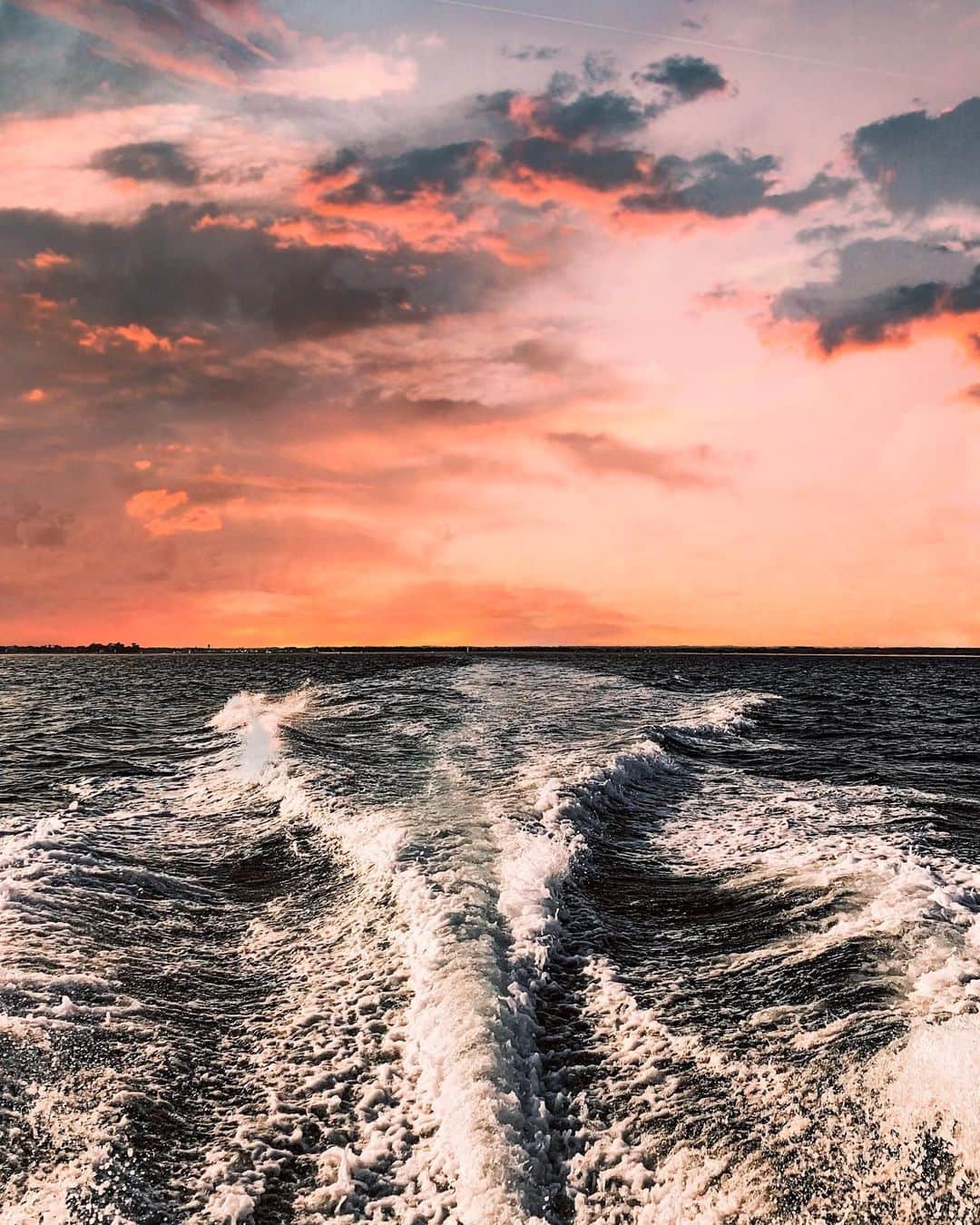 NICOLAS SIMOESのインスタグラム：「Sunset from the boat ♥️✨」