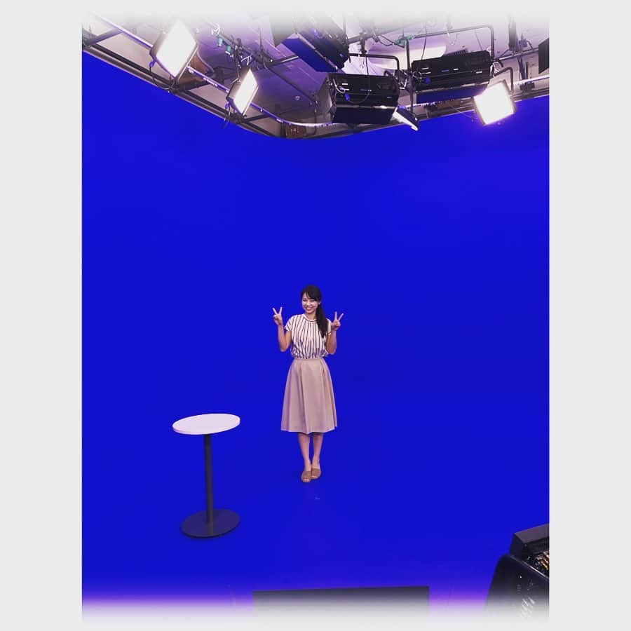 柴本愛沙さんのインスタグラム写真 - (柴本愛沙Instagram)「🌈 TBS NEWSのスタジオが 月曜日から新しくなります！  週末はスタジオのお引越し期間で、 先週の金曜日はいつもとは違う Fスタジオで天気予報やりました。  バーチャルスタジオとも言って、 このクロマキーに全面囲まれています。 しかも、目がチカチカしそうなくらい真っ青！！ .  用意されていた衣装がブルーで このクロマキーだと透明人間になってしまうので、 急遽、別の方のを借りました🤗  トップス…UNITED ARROWS green label relaxing スカート…NATURAL BEAUTY BASIC  #OOTD #衣装 #tbsnews #UNITEDARROWS #greenlabelrelaxing #UNITEDARROWSgreenlabelrelaxing #NATURALBEAUTY #NATURALBEAUTYBASIC #ユナイテッドアローズ #ユナイテッドアローズグリーンレーベルリラクシング #ナチュラルビューティーベーシック  #バーチャルスタジオ #クロマキー #クロマキースタジオ #ブルークロマキー #気象予報士 #気象キャスター #fashion #todayscode #todaysoutfit #コーデ #ベージュコーデ #todayscode #todaysoutfit #cordinate」8月18日 20時12分 - aisa_shibamoto