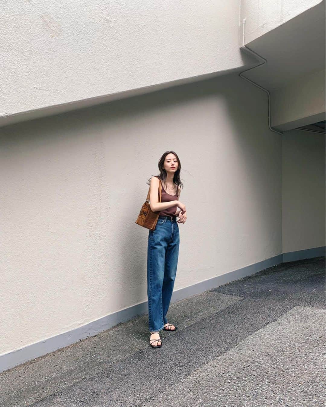 Shiho Sasakiさんのインスタグラム写真 - (Shiho SasakiInstagram)「秋物着たいけど、毎日暑過ぎて実際はこんな感じ💭 tank topにjeans👖 古着みたいな加工感が大好きなこのデニムは ハイウエストなのでスタイルも良く見せてくれる✨ もっとクタクタになるまで履き込むつもり✌️ #MOUSSY#MOUSSYSNAP#MOUSSYJEANS」8月18日 20時08分 - shihomurata0718