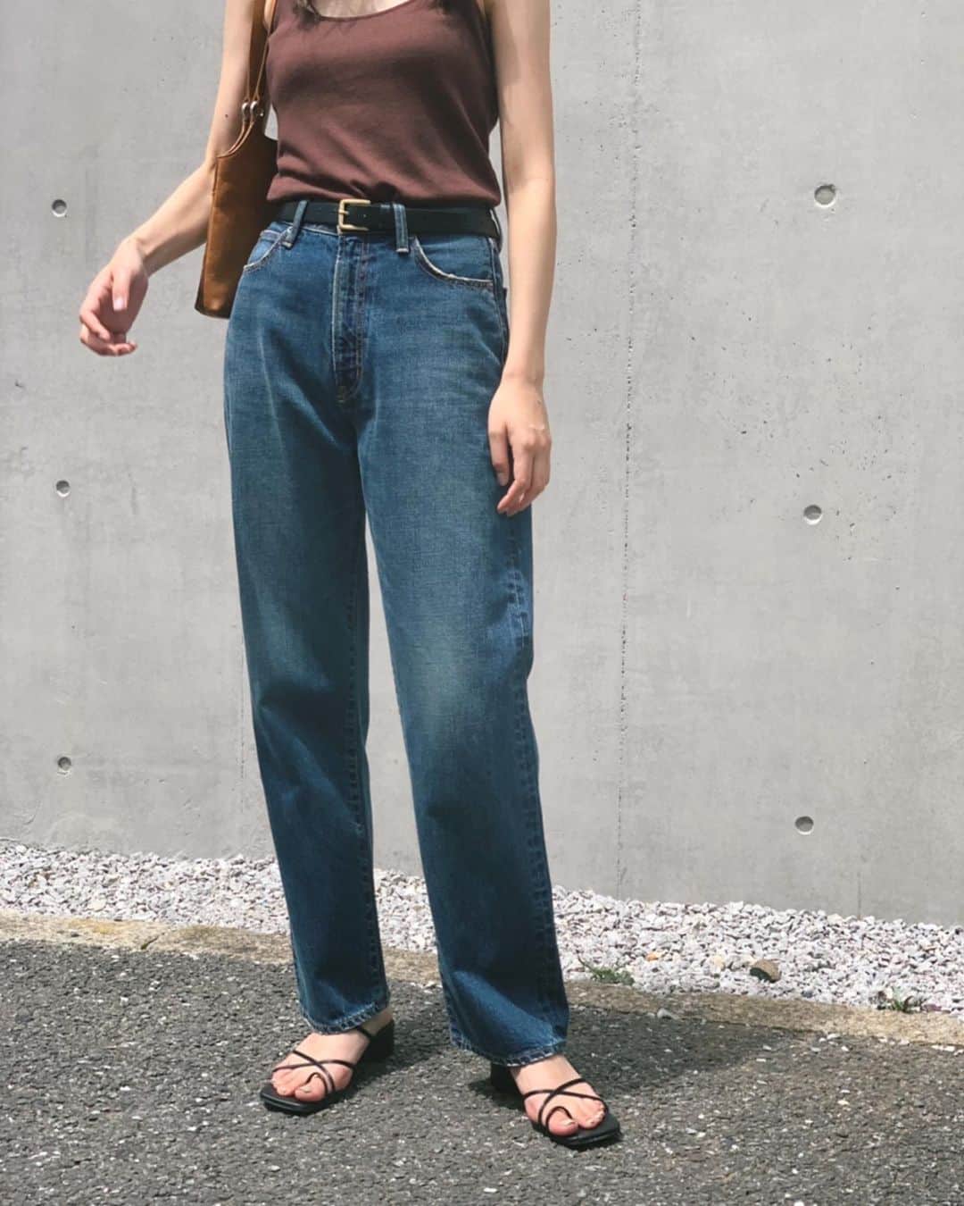 Shiho Sasakiさんのインスタグラム写真 - (Shiho SasakiInstagram)「秋物着たいけど、毎日暑過ぎて実際はこんな感じ💭 tank topにjeans👖 古着みたいな加工感が大好きなこのデニムは ハイウエストなのでスタイルも良く見せてくれる✨ もっとクタクタになるまで履き込むつもり✌️ #MOUSSY#MOUSSYSNAP#MOUSSYJEANS」8月18日 20時08分 - shihomurata0718