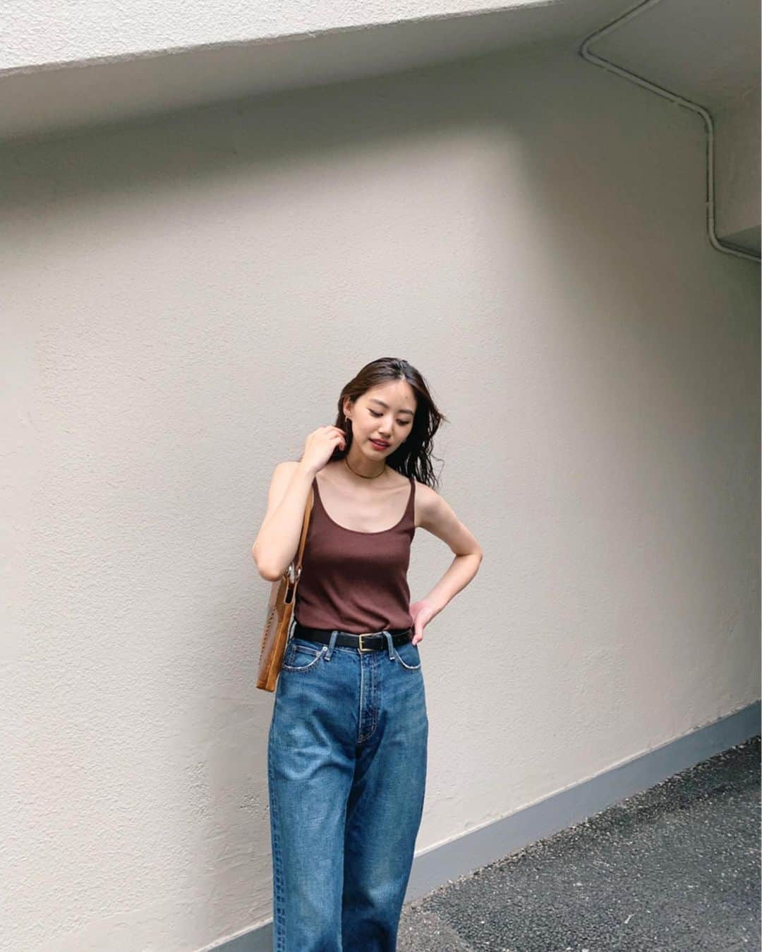 Shiho Sasakiのインスタグラム：「秋物着たいけど、毎日暑過ぎて実際はこんな感じ💭 tank topにjeans👖 古着みたいな加工感が大好きなこのデニムは ハイウエストなのでスタイルも良く見せてくれる✨ もっとクタクタになるまで履き込むつもり✌️ #MOUSSY#MOUSSYSNAP#MOUSSYJEANS」