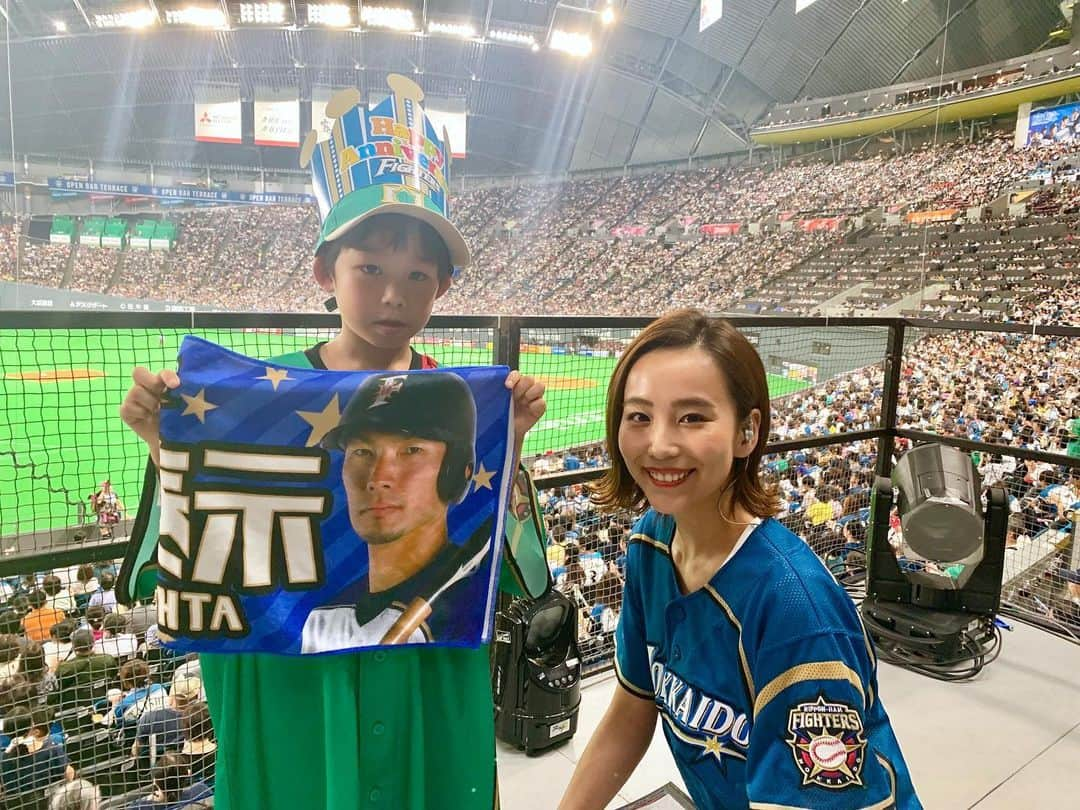 高橋佑奈さんのインスタグラム写真 - (高橋佑奈Instagram)「. 延長に入り引き分けとなりました⚾️ 長い時間たくさんのファイターズファンのみなさん、熱い応援ありがとうございました😌✨ . 今日のアニバーサリーは夏休み最後にファイターズ観戦に来てくれた男の子👦🏻 小学1年生になった今年から大好きな野球を始めたそうです🤩 大田選手が大好きでタオルを持って応援してくれていました📣📣」8月18日 20時08分 - yuuuunadon