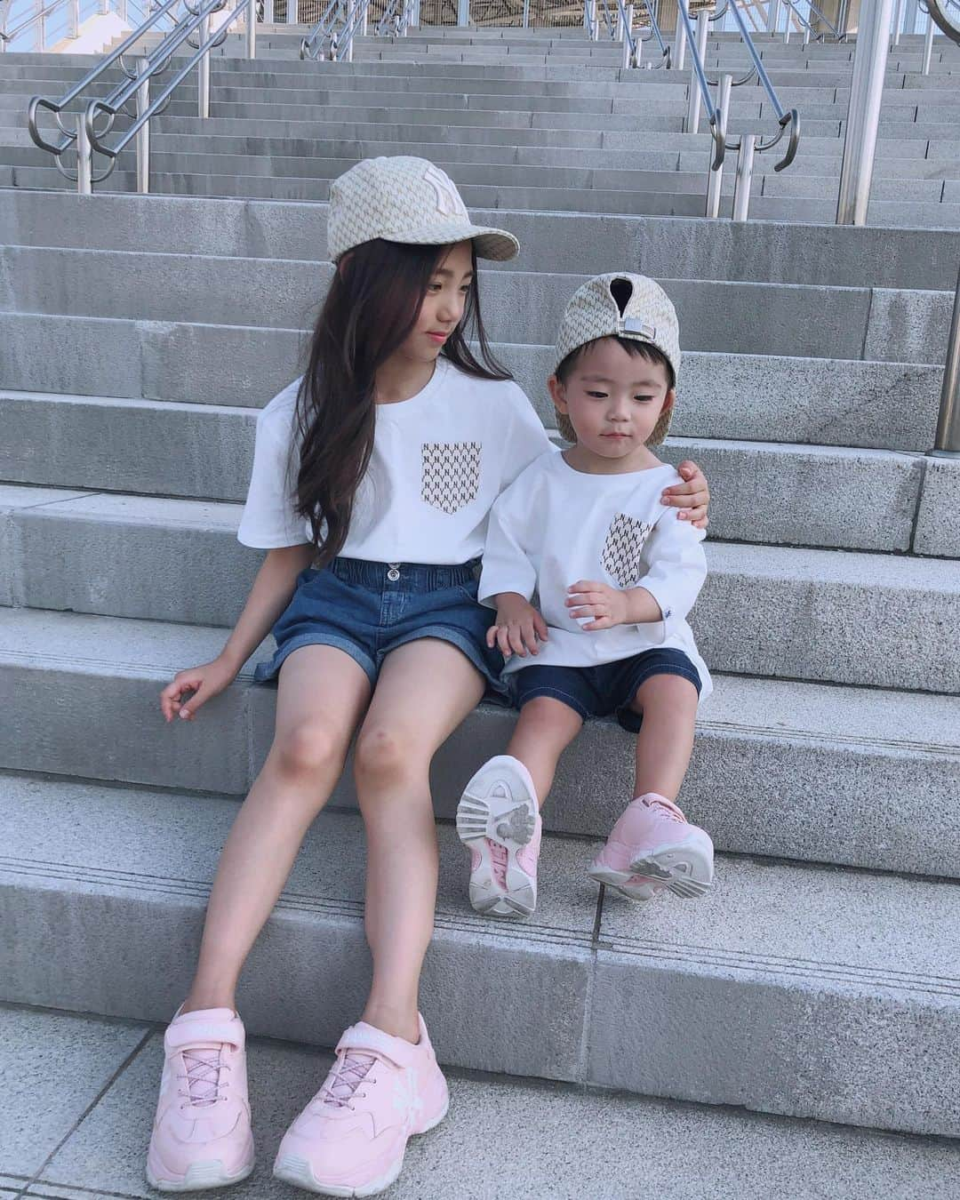 ウンチェさんのインスタグラム写真 - (ウンチェInstagram)「. 👧🏻 승유 잡아라 !🏃🏻‍♀️ 👦🏻 😆😆😆😆🏃🏻‍♂️ . ( 남매의 #주말#일상 ) . .  #MLB모노그램 #엠엘비모노그램 #모노그램 #남매 #MLB키즈볼캡 #엠엘비키즈모자 #MLB키즈모자 #시밀러룩 #남매스타그램 #육아스타그램 #일요일」8月18日 20時10分 - __leehye