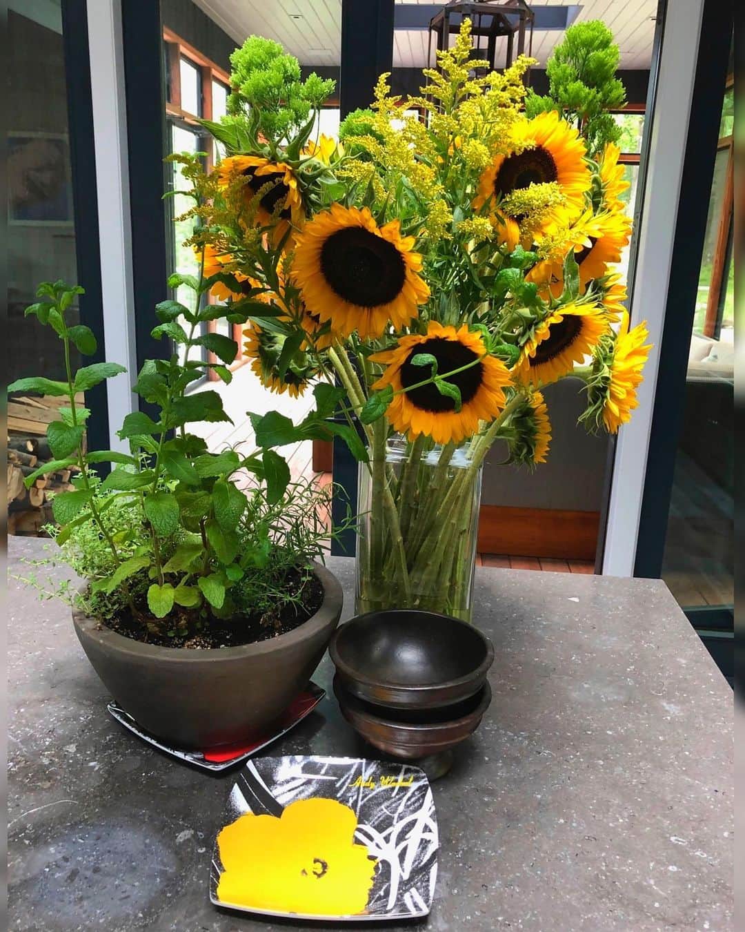 イマン・アブドゥルマジドさんのインスタグラム写真 - (イマン・アブドゥルマジドInstagram)「Sunflowers & Warhol! Bring the sunshine in. #CountryStillLife」8月19日 1時43分 - the_real_iman
