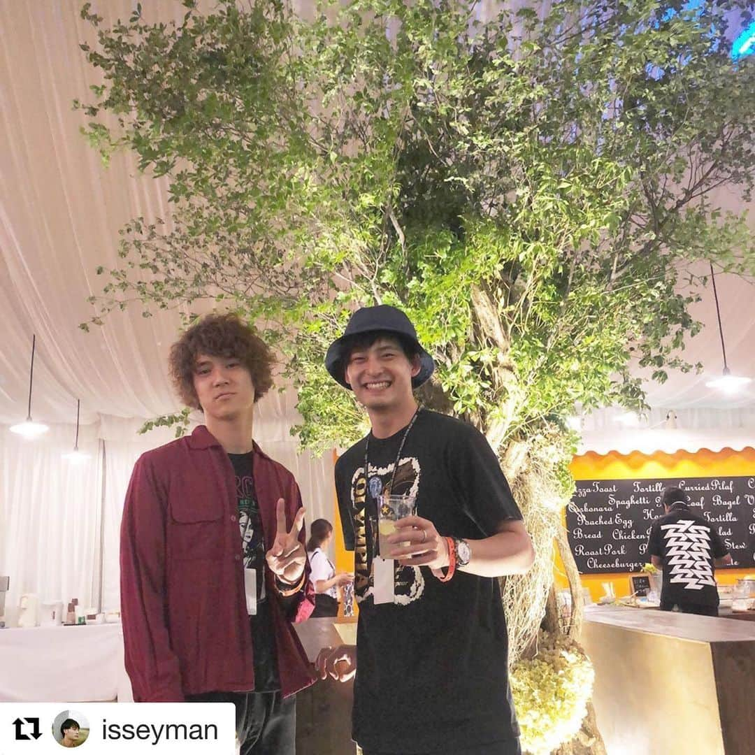 亀本寛貴さんのインスタグラム写真 - (亀本寛貴Instagram)「昨日はライジングサン初出演でした！ あの時間に僕らのライブを選んでくれた方ありがとうございました。良いライブできたと思います。 3枚目はライブ前に上がった花火 4枚目は緑黄色社会の @isseyman 君とライブ後に撮った写真 5枚目はレコーディングで使用した民生さんのヴィンテージのDeluxe 初ライジングしっかり満喫できました！ #Repost @glimspanky with @get_repost ・・・ 初ライジング！ #GLIMSPANKY をご覧のみなさま有難うございました👏🌈🌈🌟本日はSUMMER SONIC大阪！14:35〜MASSIVE STAGEにて ・ ・ 2019.08.17 RISING SUN ROCK FESTIVAL GLIM SPANKY SETLIST 1. Looking For The Magic 2. TV Show 3. END ROLL 4. 怒りをくれよ 5. 愚か者たち 6. ハートが冷める前に 7. Tiny Bird 8. 褒めろよ 9. 大人になったら 10. アイスタンドアローン ・ ・ Vo.Gt. 松尾レミ Remi Matsuo Gt. 亀本寛貴 Hiroki Kamemoto Support Ba. 栗原大 Ohki Kurihara Support Drs. かどしゅんたろう Shuntaro Kado Support Key. 中込陽大 Yota Nakagome ・ ・ #rock #japan #band #remimatsuo #hiroki kamemoto」8月19日 1時37分 - hirokikamemoto