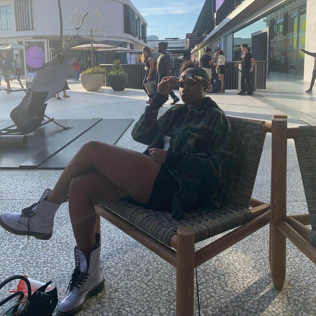 ジェニファー・ハドソンのインスタグラム：「My mama use to say “ if u work hard,  then u should play hard “ Then I guess, I should never stop playing cuz all I do is work ! Feels so good  and strange to just kick my heels up for just a lil while ! Work Jenny work Jenny work!」