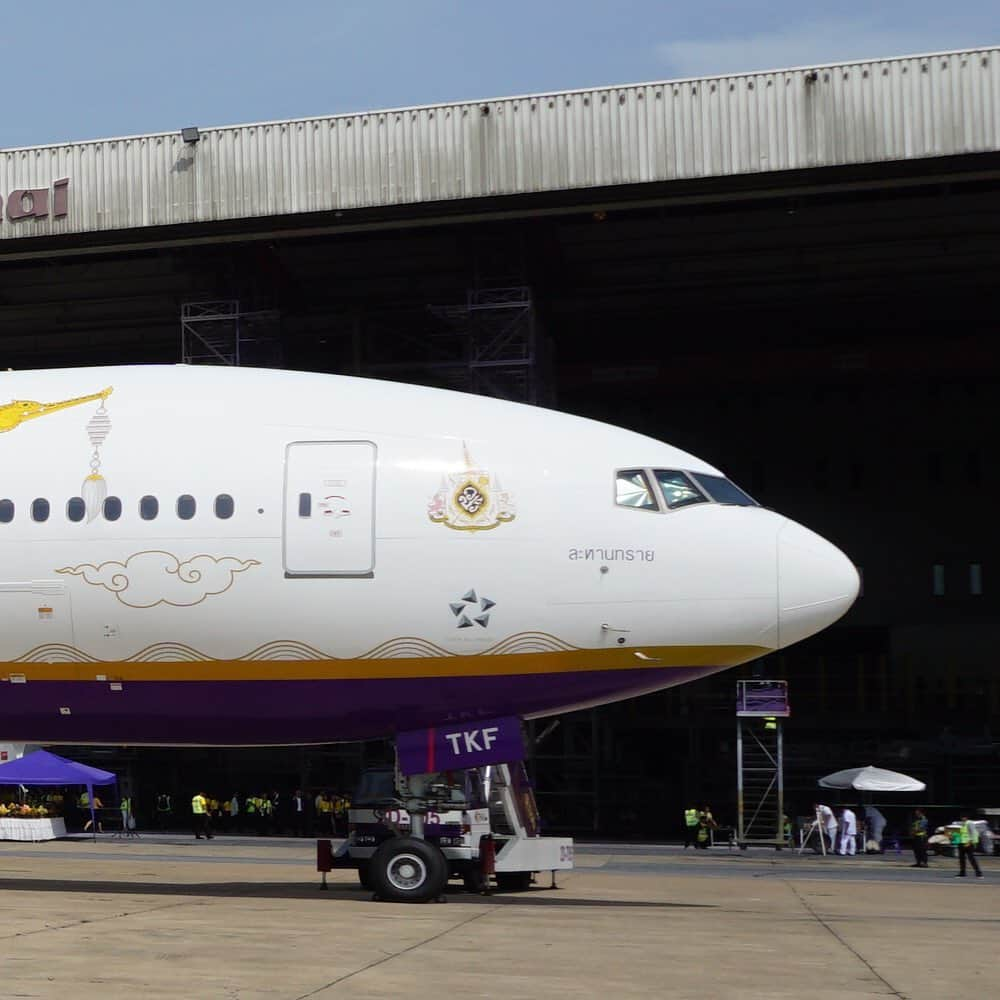 タイ航空さんのインスタグラム写真 - (タイ航空Instagram)「With the Suphannahong Royal Barge aircraft livery magnificently adorned our Boeing 777-300 aircraft royally bestowed the name "La Han Sai", THAI looks forward to proudly presenting the beauty of Thai tradition since the olden days to the whole world. . #ThaiAirways #THAIB777300 #Boeing777300 #B777300 #LaHanSai #SuphannahongRoyalBarge」8月19日 1時42分 - thaiairways