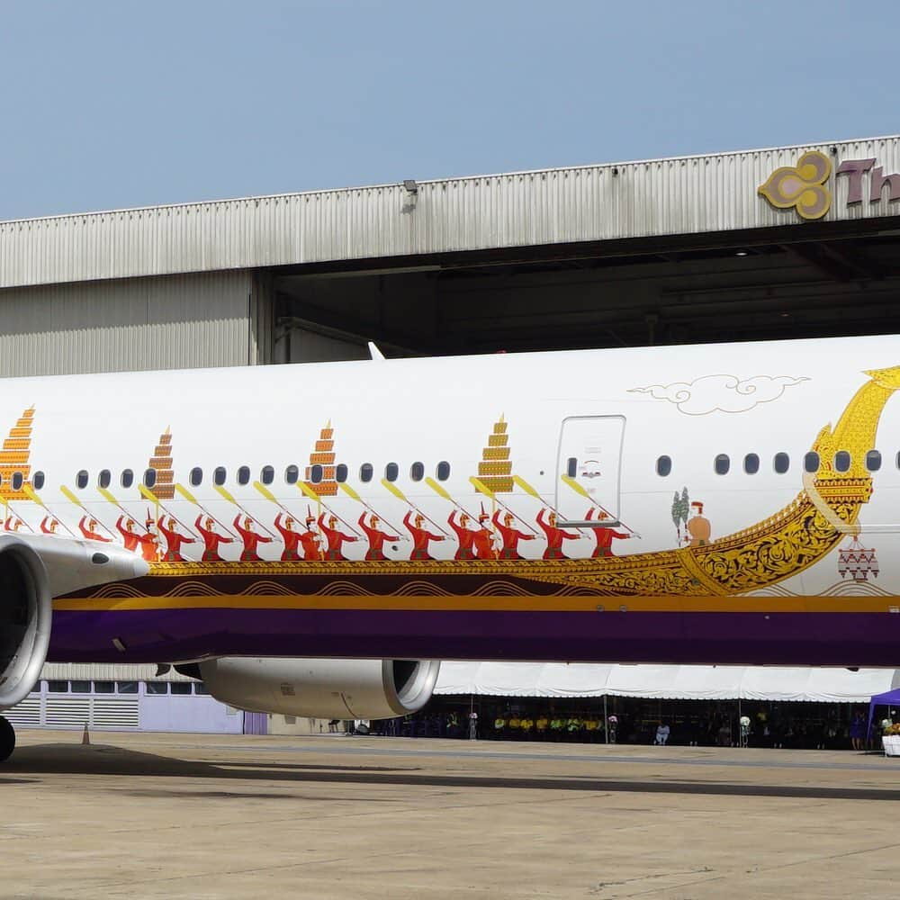 タイ航空さんのインスタグラム写真 - (タイ航空Instagram)「With the Suphannahong Royal Barge aircraft livery magnificently adorned our Boeing 777-300 aircraft royally bestowed the name "La Han Sai", THAI looks forward to proudly presenting the beauty of Thai tradition since the olden days to the whole world. . #ThaiAirways #THAIB777300 #Boeing777300 #B777300 #LaHanSai #SuphannahongRoyalBarge」8月19日 1時42分 - thaiairways