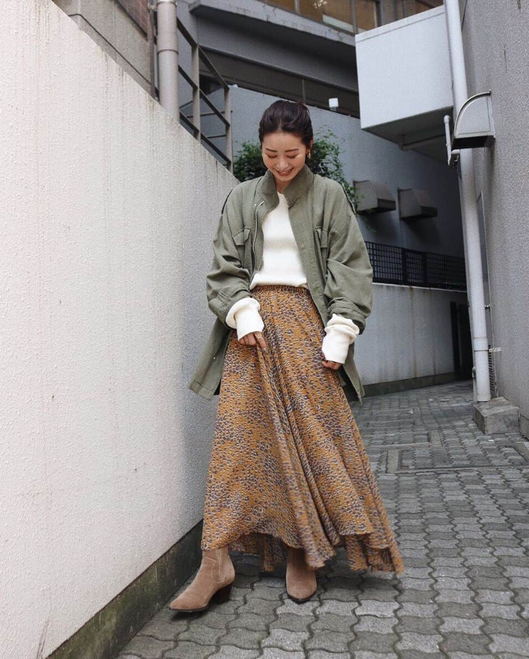 Ungrid staff snapさんのインスタグラム写真 - (Ungrid staff snapInstagram)「. "ルミネ2大宮店 @shop_ungrid_eri 153cm" . IGTVにてアウター着回しmove公開中📽 ERIはミリタリーブルゾンを着回し！ .  #ルーズミリタリーブルゾン カーキ/ベージュ ¥12,960(tax in) . #シフォンイレヘムスカート グレー/イエロー ¥9,720(tax in) . #ワッフルルーズロングスリーブTee モカ/アイボリー/チャコールグレー ¥6,480(tax in) . @ungrid_staffsnap アイテムの詳細は画像のタグ🏷をチェック✔︎ . #ungrid #unrid_staffsnap #MixandMatct #code #fashion #casual #styling #fall #秋 #ミリタリー #コーデ #デニム #カジュアル #スタッフ」8月18日 20時21分 - ungrid_staffsnap