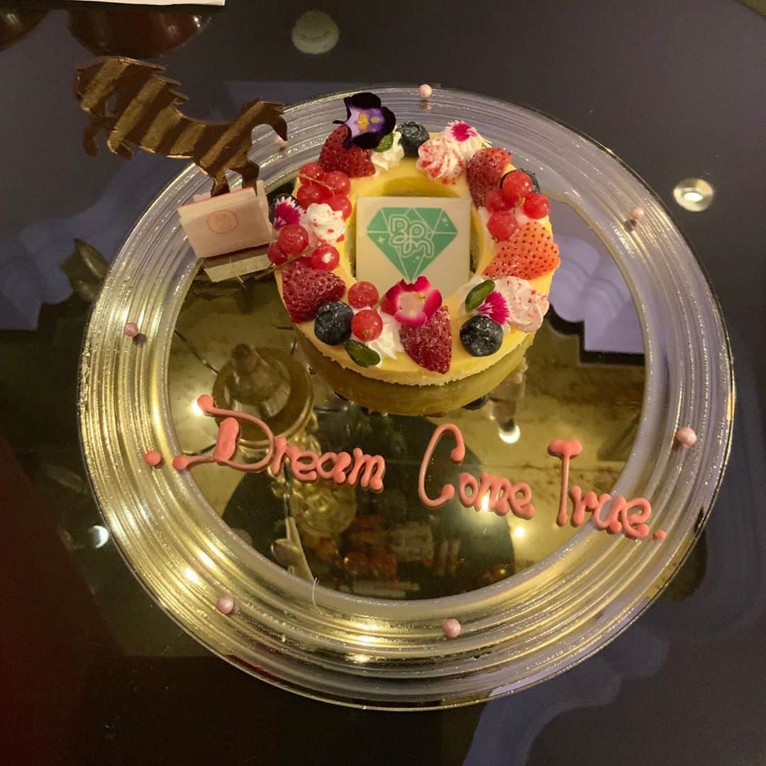 のインスタグラム：「Dream come true... 대만 갔을때...호텔에서  #2ne1 @dnation_official #dnation #디네이션 #박봄 #parkbom #bompark #ぼム #朴春‎#بارك_بوم#」