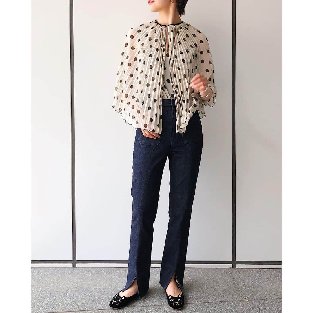 IÉNA LA BOUCLEさんのインスタグラム写真 - (IÉNA LA BOUCLEInstagram)「●restock dot blouse● ﻿ ﻿ 8/21（wed）〜﻿ dot blouse 発売!﻿ -------------------------------- ﻿ 前回ご好評頂きました、﻿ dot blouseが再入荷します♥﻿ ﻿ ノースリーブに﻿ ケープを重ねたブラウス。 ﻿ ネックまわりの、﻿ アレンジを楽しめる1枚!﻿ -------------------------------- ﻿ ﻿ blouse【IENA LA BOUCLE】﻿ ¥18,000+tax﻿ col:ホワイト.ブラック﻿ no.19051914300030﻿ ﻿ pants【IENA LA BOUCLE】﻿ ¥21,000+tax﻿ size:34.36.38.40﻿ no.19051914130030﻿  shoes【CHARLOTTE OLYMPIA】 ¥59,000+tax size:36.37.38 no.19093910004730 ﻿ --------------------------------﻿ ﻿ #iena_la_boucle﻿ #laboucle #iena﻿ #boucle_19aw」8月18日 20時17分 - iena.la.boucle.store