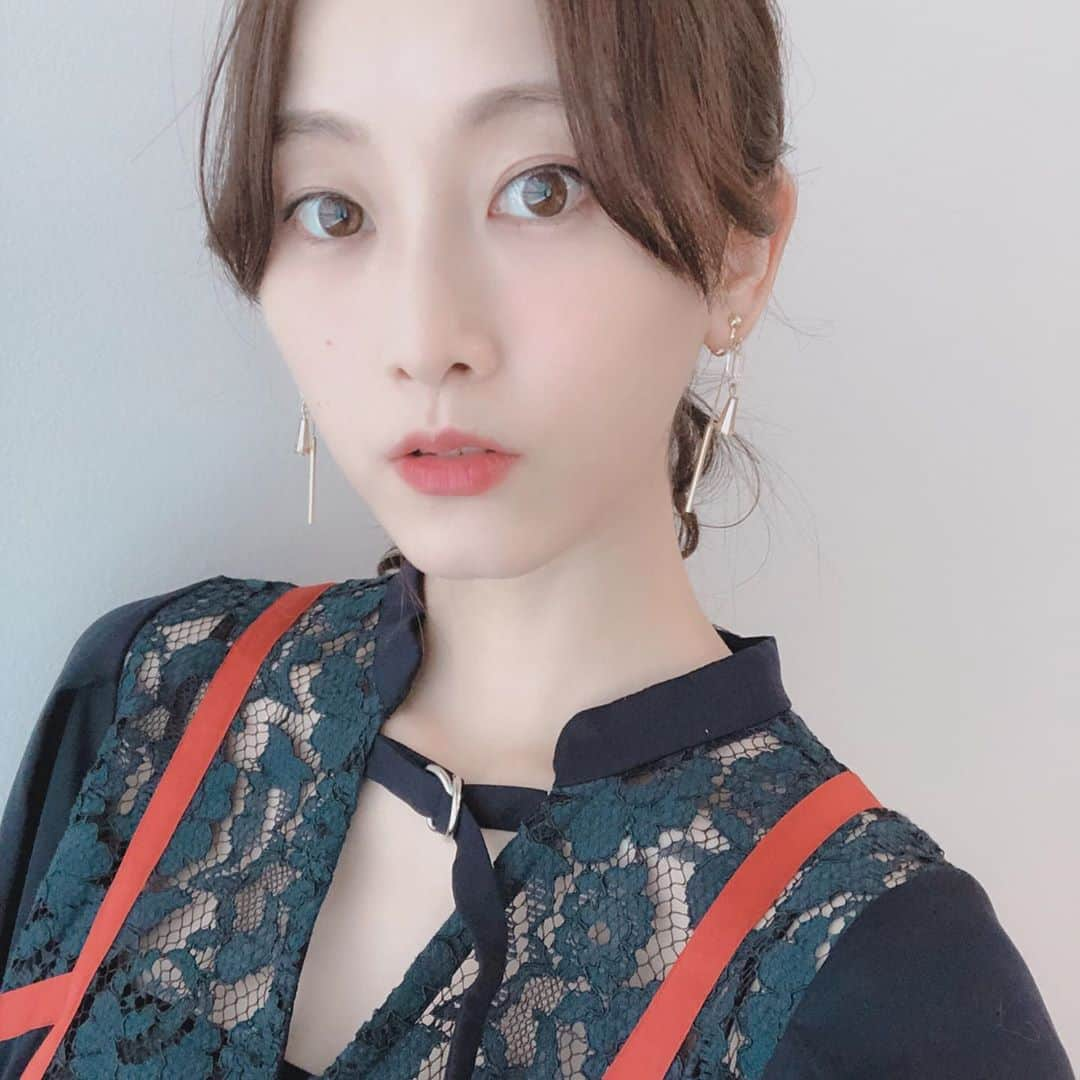 松井玲奈さんのインスタグラム写真 - (松井玲奈Instagram)「舞台中毎日化粧してたので、しばらく肌を休めております。 これはだいぶ前の写真かな。 よくカラコン？って聞かれるけど、私は裸眼です。よろしくお願いします。 #裸眼 #ドライアイつらい」8月18日 20時18分 - renamatui27