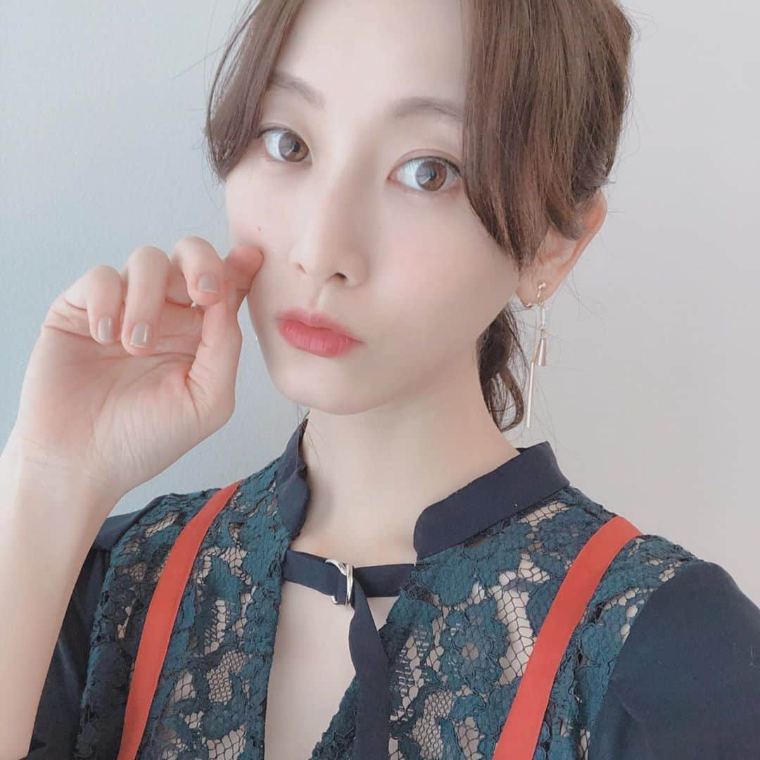 松井玲奈さんのインスタグラム写真 - (松井玲奈Instagram)「舞台中毎日化粧してたので、しばらく肌を休めております。 これはだいぶ前の写真かな。 よくカラコン？って聞かれるけど、私は裸眼です。よろしくお願いします。 #裸眼 #ドライアイつらい」8月18日 20時18分 - renamatui27