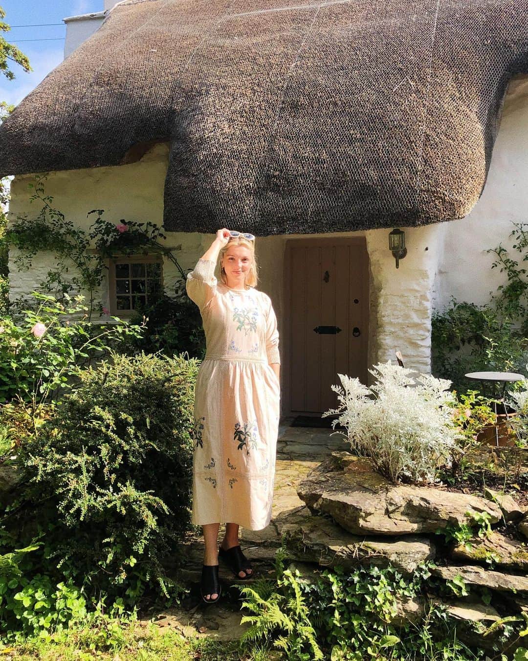 Estée Lalondeさんのインスタグラム写真 - (Estée LalondeInstagram)「Pretending I’m a fairy 🧚‍♂️ next to this magical tiny fairy house 💕✨🍄 ————————————————— Dress @meadows____ (gifted)  #ELwears #ELtravels」8月18日 20時29分 - esteelalonde