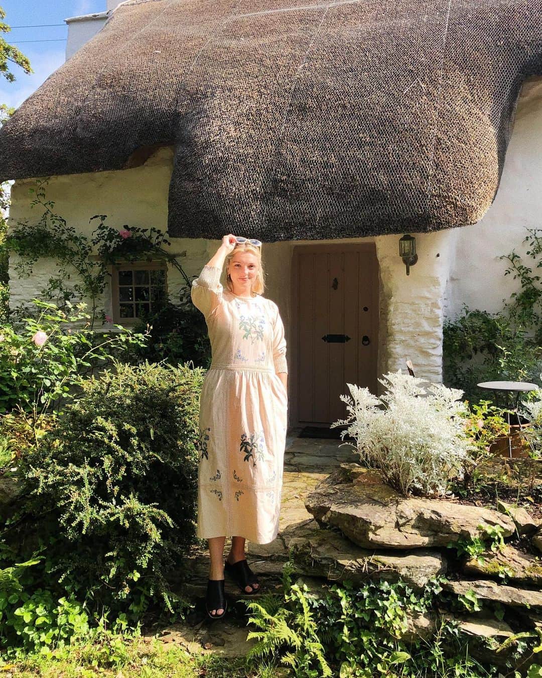 Estée Lalondeのインスタグラム：「Pretending I’m a fairy 🧚‍♂️ next to this magical tiny fairy house 💕✨🍄 ————————————————— Dress @meadows____ (gifted)  #ELwears #ELtravels」