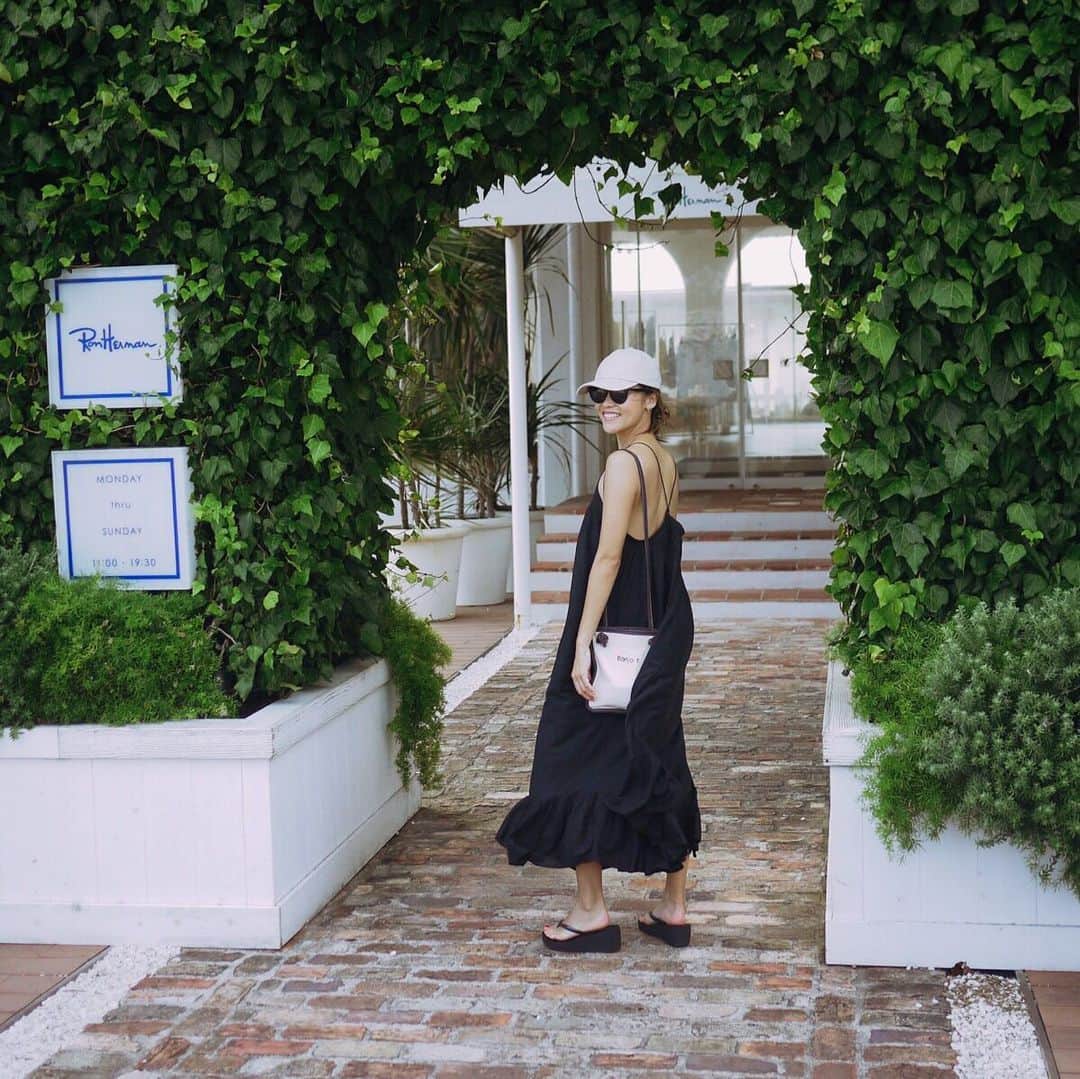 のインスタグラム：「今まで過ごしたお盆休みの中で1番楽しかった今年のお盆休み🌴♡ ・ お友達にも会えて、富士山も東京も最高にenjoyしました♥️ たくさんの楽しい思い出をありがとう😆🖤 ・ ・ #お盆休み #enjoy #summer #love」