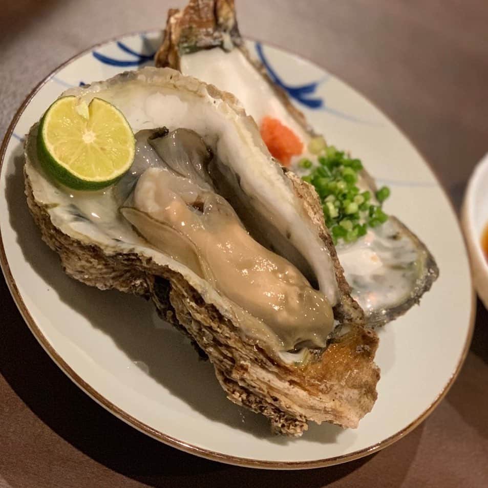 蒼山幸子さんのインスタグラム写真 - (蒼山幸子Instagram)「おかきさんや😭😭😭 牡蠣を食べるのは 賭けだと脅されつつ 食べてしまう、、 今日の日本酒の銘柄は 作です。 美味しくて好きな銘柄。🍶」8月18日 20時23分 - sachiko_aoyama