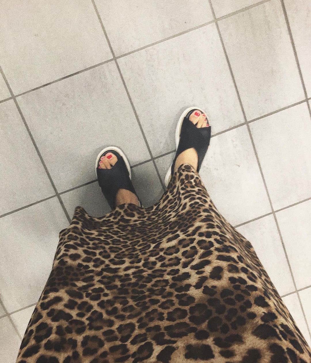 小山田早織さんのインスタグラム写真 - (小山田早織Instagram)「全身は撮れずに、﻿﻿ 足元の写真が増えてゆきます🤳﻿ ﻿﻿ 👣﻿﻿ ﻿ 同じようで同じでない﻿ 黒のサンダルばっかり🌜🌛﻿ ﻿﻿ ﻿﻿ ブランドはタグ付けてます🏷﻿﻿ ﻿﻿ ﻿﻿ #ootd#outfit#shoes#teva#alohablossom#tokyostylisttheoneedition#nike」8月18日 20時24分 - saorioyamada