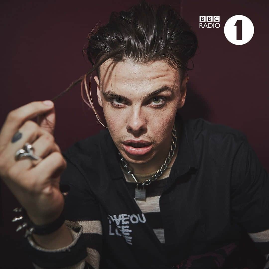 BBC Radioさんのインスタグラム写真 - (BBC RadioInstagram)「🖤 officially counting down the minutes until @yungblud is at @OfficialRandL 🖤」8月18日 20時25分 - bbcradio1