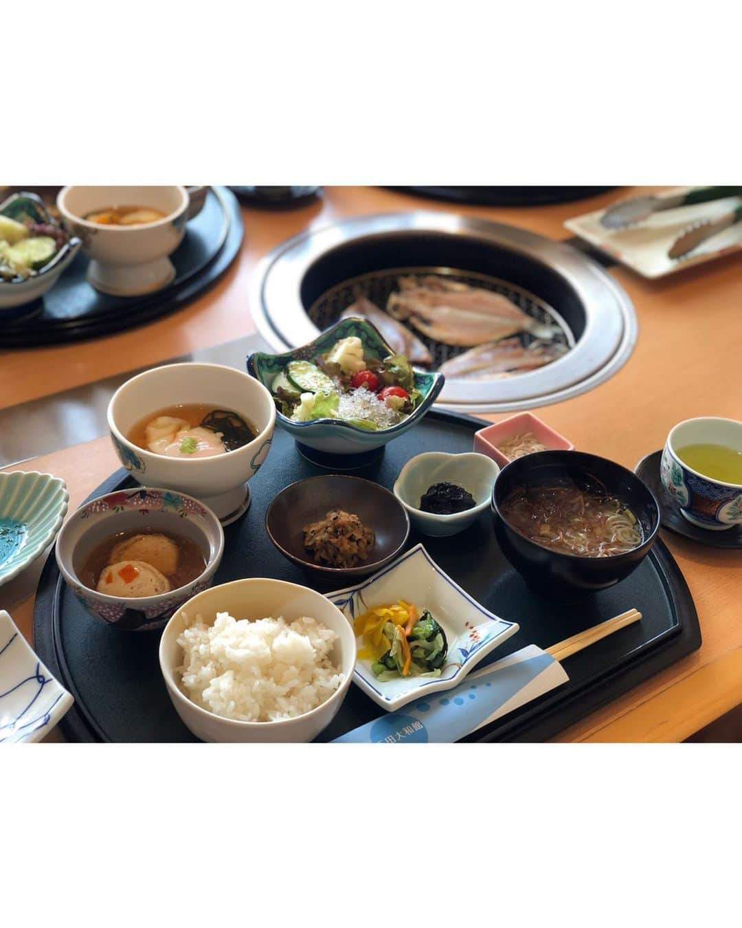 坂元美香さんのインスタグラム写真 - (坂元美香Instagram)「下田大和館 @yamatokan.official のお食事はすごく美味しくて大好き。お刺身も海鮮も干物も最高だー😚涼しくなった頃にまた行きたいな♨️ . 昨日はどすっぴんのインスタLiveにお付き合いありがとうございました😂あんなグダグダで視聴者2000人越え🤣感謝です🙇🏻‍♂️ . #下田大和館 #伊豆下田 #伊豆 #下田 #下田温泉旅館 #温泉 #多々戸浜 #多々戸浜海岸 #インスタライブ #旅スタグラム #坂元旅ログ」8月18日 20時25分 - mika_saka