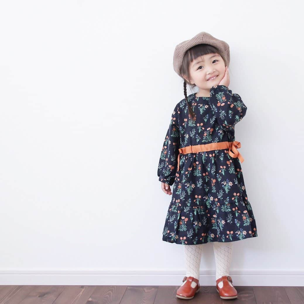 かわいいベビー服・子供服Babychuさんのインスタグラム写真 - (かわいいベビー服・子供服BabychuInstagram)「【秋ワンピ注文ぞくぞく😍気になるアイテムはいそいで～💨】 . お盆後半から、気分は秋服にシフトチェンジ😘🍇 なかでもワンピースが人気上昇中👗❣ . ▼ウエストリボン☆ワンピース color：クラシカルフラワー/タータンチェック/ヒッコリーストライプ size：80/90/100/110 . べびちゅモデル @____tsubaki つばきちゃん、秋小物とのスタイリングがとっても素敵😌❤ . 再入荷ができないアイテムなので、売切れ次第終了です❗ 気になった方はいますぐGETしてね～～💨💨💨 . プロフィール欄のURLからチェックしてね✔ . . #秋の新作　#ワンピース #ブルーアズール　#blueuazur #べびちゅ #babychu #ig_kidsphoto #ig_babyphoto #かわいい #子供服 #ベビー服 #親バカ部 #女の子 #男の子 #娘 #息子 #赤ちゃん #ベビーコーデ #キッズコーデ #ベビーファッション #キッズファッション #出産祝い #baby #babychujp」8月18日 20時26分 - babychu2014