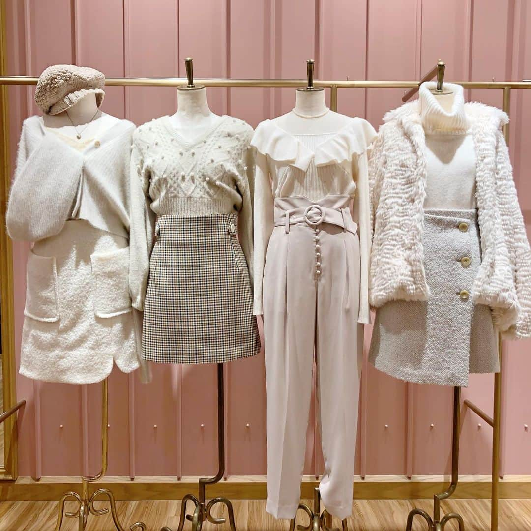 デイシーさんのインスタグラム写真 - (デイシーInstagram)「white coordinate♡  冬にぴったりなマシュマロのような淡いトーンのコーディネート⛄️❄️ . . ※1番左のトルソー着用のスカートは大阪店限定カラーです . . 〜DEICY OSAKA Winter受注会3日目〜 . 連日たくさんの方にご来店頂きありがとうございます♡ .  大阪店での受注会は明日8/19(mon)がラストです！ コレクションのお洋服を一気に見られる貴重な機会に是非ご参加下さい✨ . . DEICY OSAKA open  11:00 close  21:00 . ☎︎06 6372 1325  #deicy#deicyosaka#me#mecouture#fashion#instafashion#ootd#white#winter#2019AW#デイシー#ファッション#コーディネート#冬コーデ#ホワイトコーデ#ワントーンコーデ#デートコーデ#ニット#コート#大阪#梅田#梅田エスト#梅田est」8月18日 20時38分 - deicy_official