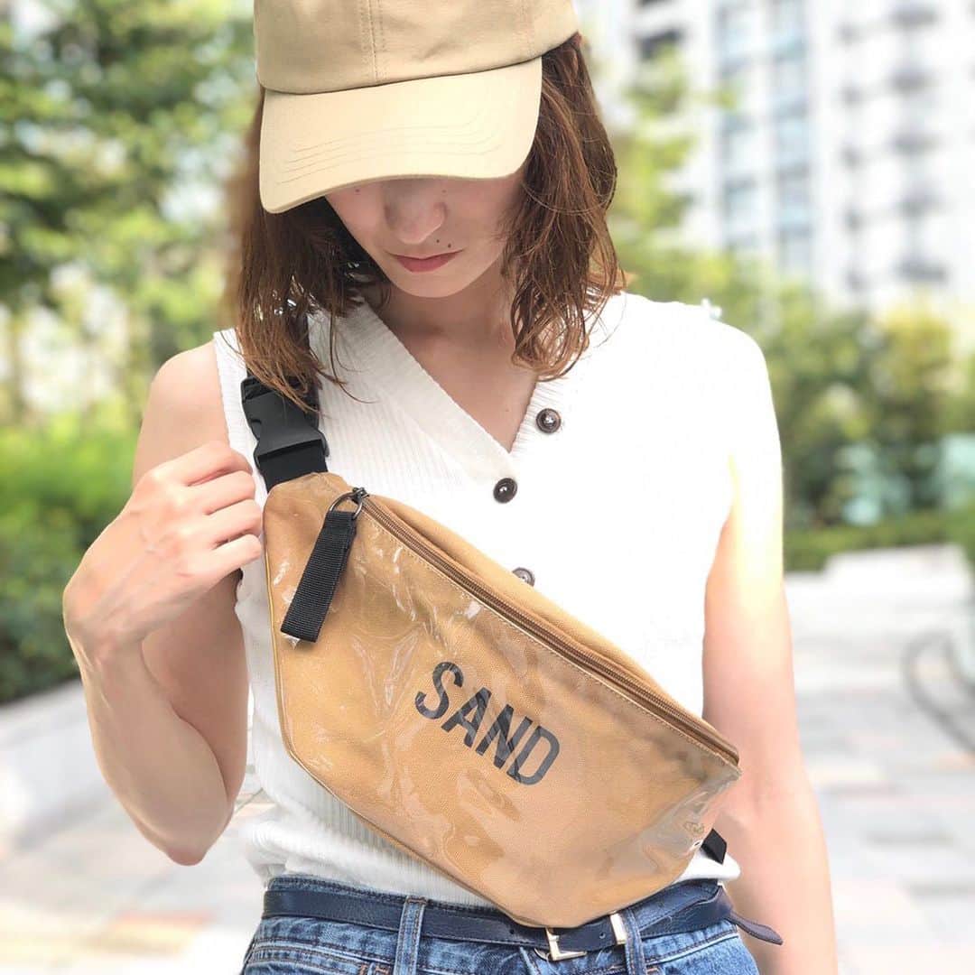 のインスタグラム：「シンプルなトップスはデニムとの相性抜群❕ スポサンやショルダーバッグなどの小物を同色でまとめると、統一感が出てgood🌟 ------------------------------ .  #トップス #kutir 🔍［【kutir】アシメボタンタンクトップ］  #バッグ #夢展望 🔍［夢展望 ロゴボディバッグ］  #キャップ #ClassicalElf 🔍［バックリボンキャップ］  #スポサン #outletshoes 🔍［ベルクロ スポーツサンダル］ ------------------------------ .  #SHOPLIST #SHOPLISTA #LiSTA #ショップリスト #ショップリスタ #プチプラコーディネート#着まわしコーデ  #シンプルコーデ#パンツコーデ#ワントーンコーデ#カジュアルコーデ#大人カジュアル#サマーコーデ#夏コーデ #フェスコーデ#フェスファッション#サマソニコーデ#サマソニ2019#夏フェスコーデ#アウトドアファッション#アウトドアコーデ @shoplist_official」