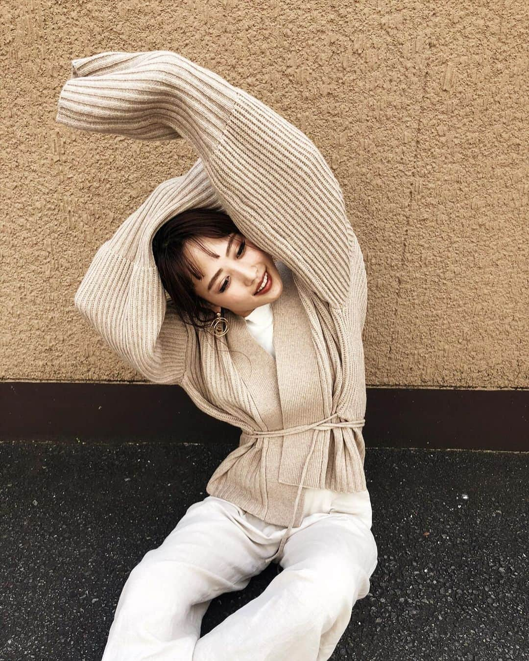 三方美穂さんのインスタグラム写真 - (三方美穂Instagram)「秋の #デートコーデ におすすめのニット🧡 私の好きなベージュコーデ☺︎ @amail_official  #長め袖 #ベージュコーデ #秋ニット #アマイル #ニットカーディガン  #モテニット #秋先取り #3枚目 #のびーるのびーるストップ」8月18日 20時33分 - mihomikata