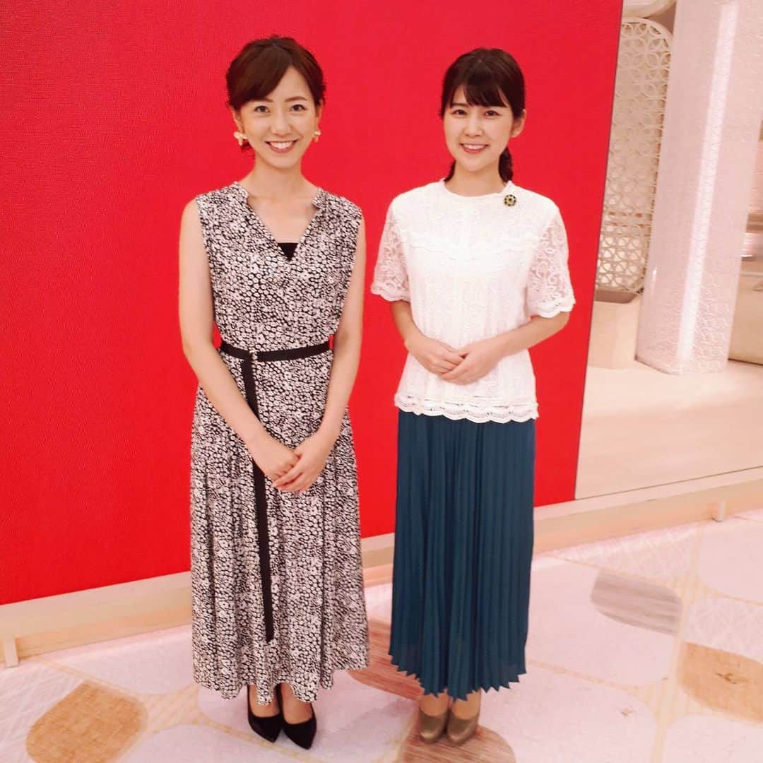 フジテレビ「プライムニュース イブニング」さんのインスタグラム写真 - (フジテレビ「プライムニュース イブニング」Instagram)「最長9連休あったお盆休みも きょうで終わりですね。﻿ みなさん、休息出来ましたか😊😊。﻿ ﻿ 8月半ばを過ぎて、 少しは秋っぽくなるかと思いきや…﻿ 全くですね😅。﻿ 東京はきょうも猛暑に熱帯夜😱。﻿ 竹内アナ、内田アナの衣裳も﻿ 夏らしく涼しげです🎐。﻿ ﻿ あす以降、 猛烈な暑さは収まりこの時期らしい暑さに。﻿ 夏も終わりに近づき、 きょうのような衣裳もそろそろ見納めかな🤔。﻿ ﻿ #竹内友佳﻿ トップス、スカート　#vis @vis_jp﻿ ブローチ #お世話や @osewaya_official﻿ #奥寺健 @fujitv_announcer﻿ #内田嶺衣奈 @reina.uchida﻿ トップス、スカート #epocatheshop @epocatheshop_offcial﻿ ﻿ #お盆休み #9連休 #8月18日 #高校野球記念日 #準々決勝 #優勝はどの学校 #夏が終わる ﻿ #加藤綾子 #風間晋 #木村拓也 #酒井千佳 #荘口彰久 #副島淳 #福原直英 #佐々木恭子 #小澤陽子 #海老原優香 #安宅晃樹 ﻿ #フジテレビ #アナウンサー #ライブニュースイット」8月18日 20時36分 - livenews_it