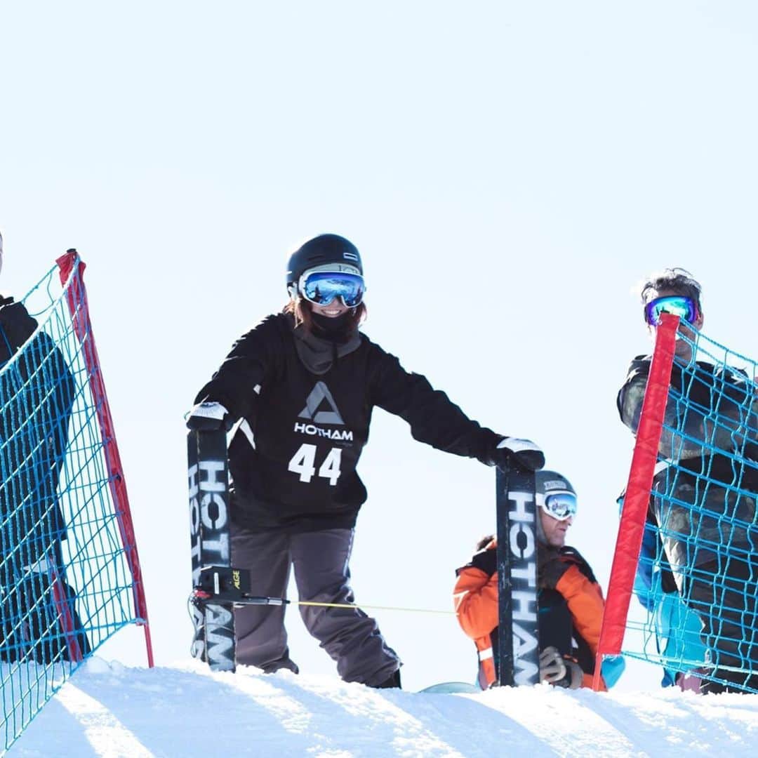 広野あさみのインスタグラム：「I won😳🥇 #bankedslalom  最近ハマりかけつつある バンクドスラロームの大会で優勝しました^_^  一緒に来てるルナと一緒に表彰台乗れました✨  何歳になっても 自分が納得いくまで成長期🌱 身長も最近1cm伸びました笑 次の大会も頑張ります💪  表彰式の後に ライブがあってすごくかっこよかったです^_^🎸 板:ogasaka ASTERIA149 wax: @gallium_wax tune-up: @krypton2828」