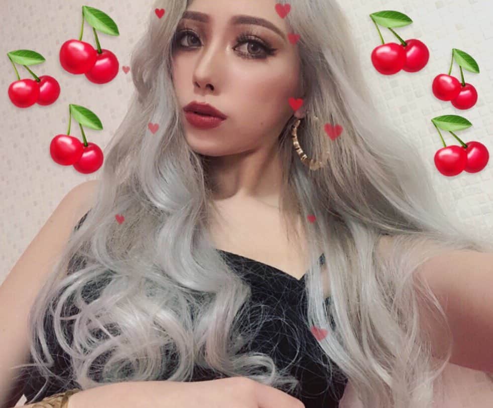 yui kimuraさんのインスタグラム写真 - (yui kimuraInstagram)「気づいたら夏終わりかけてた👽💦 とりあえず何だかんだで金髪がいちばんすきらしい👱🏾‍♀️🌺🌈#2019夏 ． ． #ギャル #金髪 #メイク #ハーフメイク #夏 #福岡 #アパレル #キャミワンピ #自撮り #gal #girl #selfie #fukuoka #make #makeup #summer #apparel #followme #like4likes」8月18日 20時47分 - yuuuui.xx