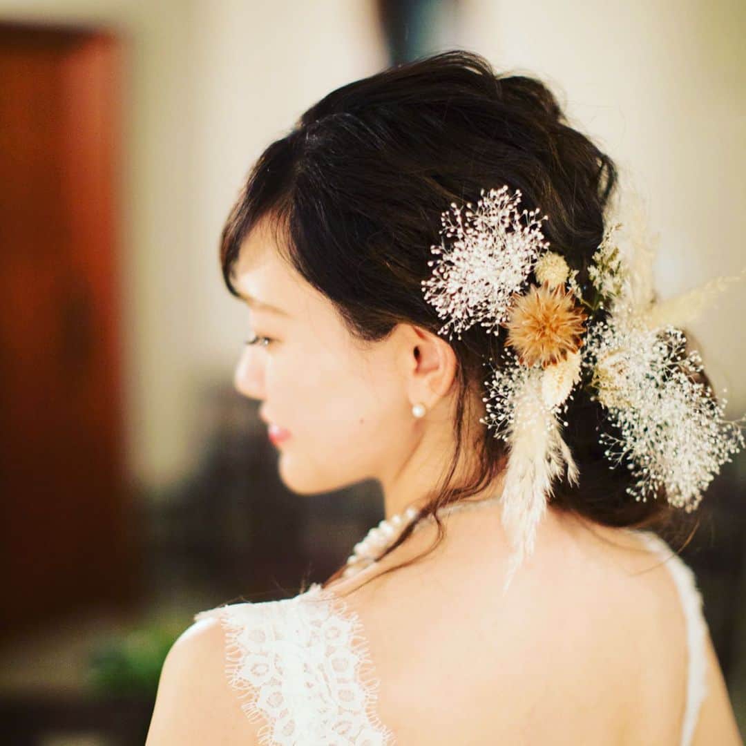 The Sally Garden（ザ サリィガーデン）さんのインスタグラム写真 - (The Sally Garden（ザ サリィガーデン）Instagram)「. . こだわりのブーケと併せてコーディネートしたヘッドアクセサリー🌿✨ . . #ウェディングブーケ #ヘッドアクセサリー . . -----おすすめフェア情報----- 【8月25日(日)★特別フェア】 ガーデン×貸切邸宅×絶品試食×最新トレンド紹介 . 今回はなんと 無料試食に加え、 「何から始めればいいかわからない」 そんな二人に、経験豊富なスタッフが 海外のトレンドやサリィガーデンの 結婚式を実例でご紹介します！ . . きっと“ふたりらしさのヒント”が見つかるフェアです♩ . 詳しくはプロフィールのHPから!! ・。*・。*・。*・。*・。*・。*・ . . 🏠公式ホームページは @the_sally_garden のURLから💕 ☞http://sally-garden.jp/ . ． ・。*・。*・。*・。*・。*・。*・ サリィ"５大"おすすめPOINT👰♡ ・。*・。*・。*・。*・。*・。*・ （１）完全貸切ウエディング🏠💕 . 鮮やかな緑と光が包む。 別荘に友人や家族を招くようにリラックスできる空間 . ┈┈┈┈┈┈┈┈┈┈┈┈┈┈┈┈┈┈┈ （２）360度ゲストを囲むガーデン挙式🌿 . 憧れのガーデン挙式と 人気のラスティックウェディングが叶う . ┈┈┈┈┈┈┈┈┈┈┈┈┈┈┈┈┈┈┈ （３）ゲストの喜びが鍵になる👰🤵✨ . ふたりの想いやイメージを汲み取り、 おもてなしのプロとしてチームサリィが 一丸となり理想のウエディングを創り上げます。 . ┈┈┈┈┈┈┈┈┈┈┈┈┈┈┈┈┈┈┈ （４）笑顔が広がる美食🍽💕 . 幅広い年齢層から支持される美食 お箸で年配ゲストも食べやすい気配りも。 . ┈┈┈┈┈┈┈┈┈┈┈┈┈┈┈┈┈┈┈ （５）アクセス🚘🌟 . 最寄り駅から5分!! 国道50号線付近にあり各方面から訪れやすい。 ・。*・。*・。*・。*・。*・。*・。*・。*・ #ザサリィガーデン #gardenwedding  #wedding #bridal #花嫁diy #結婚式diy #日本中のプレ花嫁さんと繋がりたい  #花嫁さんと繋がりたい #結婚式準備中  #花嫁準備 #卒花嫁レポ #オリジナルウェディング #ウエディングアイテム #ゼクシィ #marry花嫁 #ウェディングニュース  #ウェディングレポ #ハナレポ #栃木 #群馬 #プレ花嫁 #結婚式 #卒花しました #2019年夏婚 #2019年秋婚 #2019wedding」8月18日 20時42分 - the_sally_garden