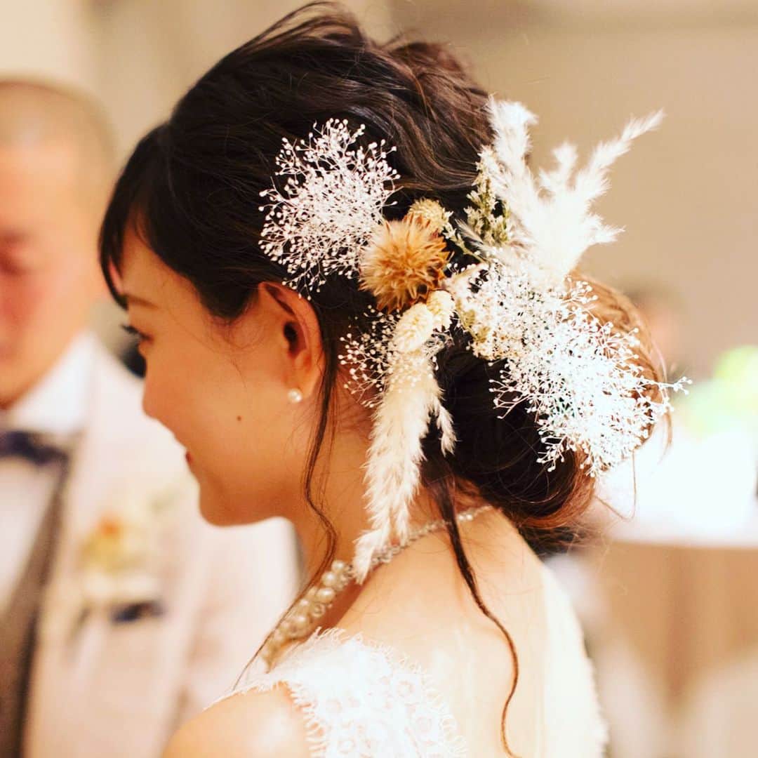 The Sally Garden（ザ サリィガーデン）さんのインスタグラム写真 - (The Sally Garden（ザ サリィガーデン）Instagram)「. . こだわりのブーケと併せてコーディネートしたヘッドアクセサリー🌿✨ . . #ウェディングブーケ #ヘッドアクセサリー . . -----おすすめフェア情報----- 【8月25日(日)★特別フェア】 ガーデン×貸切邸宅×絶品試食×最新トレンド紹介 . 今回はなんと 無料試食に加え、 「何から始めればいいかわからない」 そんな二人に、経験豊富なスタッフが 海外のトレンドやサリィガーデンの 結婚式を実例でご紹介します！ . . きっと“ふたりらしさのヒント”が見つかるフェアです♩ . 詳しくはプロフィールのHPから!! ・。*・。*・。*・。*・。*・。*・ . . 🏠公式ホームページは @the_sally_garden のURLから💕 ☞http://sally-garden.jp/ . ． ・。*・。*・。*・。*・。*・。*・ サリィ"５大"おすすめPOINT👰♡ ・。*・。*・。*・。*・。*・。*・ （１）完全貸切ウエディング🏠💕 . 鮮やかな緑と光が包む。 別荘に友人や家族を招くようにリラックスできる空間 . ┈┈┈┈┈┈┈┈┈┈┈┈┈┈┈┈┈┈┈ （２）360度ゲストを囲むガーデン挙式🌿 . 憧れのガーデン挙式と 人気のラスティックウェディングが叶う . ┈┈┈┈┈┈┈┈┈┈┈┈┈┈┈┈┈┈┈ （３）ゲストの喜びが鍵になる👰🤵✨ . ふたりの想いやイメージを汲み取り、 おもてなしのプロとしてチームサリィが 一丸となり理想のウエディングを創り上げます。 . ┈┈┈┈┈┈┈┈┈┈┈┈┈┈┈┈┈┈┈ （４）笑顔が広がる美食🍽💕 . 幅広い年齢層から支持される美食 お箸で年配ゲストも食べやすい気配りも。 . ┈┈┈┈┈┈┈┈┈┈┈┈┈┈┈┈┈┈┈ （５）アクセス🚘🌟 . 最寄り駅から5分!! 国道50号線付近にあり各方面から訪れやすい。 ・。*・。*・。*・。*・。*・。*・。*・。*・ #ザサリィガーデン #gardenwedding  #wedding #bridal #花嫁diy #結婚式diy #日本中のプレ花嫁さんと繋がりたい  #花嫁さんと繋がりたい #結婚式準備中  #花嫁準備 #卒花嫁レポ #オリジナルウェディング #ウエディングアイテム #ゼクシィ #marry花嫁 #ウェディングニュース  #ウェディングレポ #ハナレポ #栃木 #群馬 #プレ花嫁 #結婚式 #卒花しました #2019年夏婚 #2019年秋婚 #2019wedding」8月18日 20時42分 - the_sally_garden