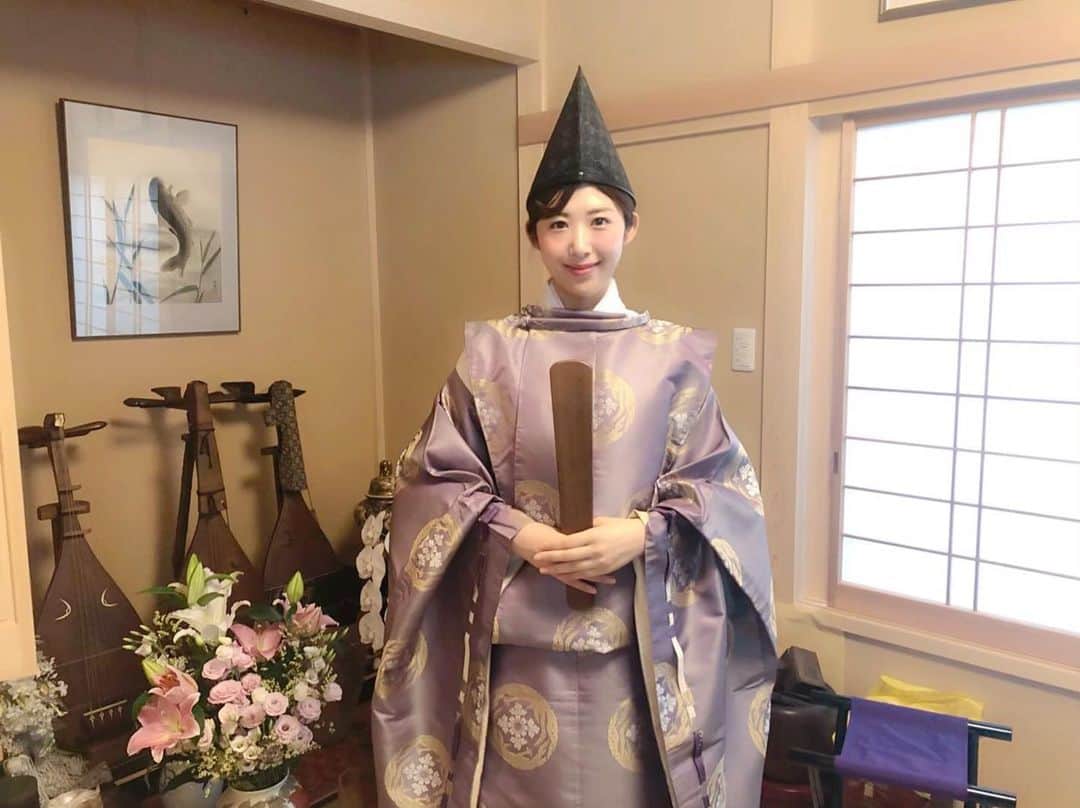 のインスタグラム：「今日は祖父の二十年祭をお祈りさせて頂きました。 ご先祖様をお迎えして、家族がひとつになるお盆の季節。日本の文化は素晴らしいですね✨ 神職としてまだまだですが、これからも繋いでいけるように頑張ります。 ご先祖様に感謝して 下半期も元気に前向きに過ごしましょう😊✨ #感謝 #神主 #お盆 #お盆休み #神社 #神社好き #寺社仏閣 #神社好きな人と繋がりたい  #神主アイドル #日本の文化 #和服 #袴 #狩衣  #japan #cooljapan #kimono  #shrine #japaneseculture #kannushi  #和服 #기모노」