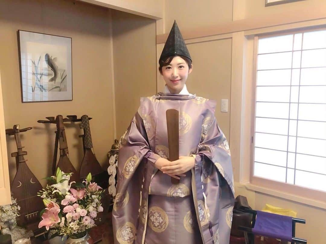 千代田唯さんのインスタグラム写真 - (千代田唯Instagram)「今日は祖父の二十年祭をお祈りさせて頂きました。 ご先祖様をお迎えして、家族がひとつになるお盆の季節。日本の文化は素晴らしいですね✨ 神職としてまだまだですが、これからも繋いでいけるように頑張ります。 ご先祖様に感謝して 下半期も元気に前向きに過ごしましょう😊✨ #感謝 #神主 #お盆 #お盆休み #神社 #神社好き #寺社仏閣 #神社好きな人と繋がりたい  #神主アイドル #日本の文化 #和服 #袴 #狩衣  #japan #cooljapan #kimono  #shrine #japaneseculture #kannushi  #和服 #기모노」8月18日 20時42分 - chiyodayui0920