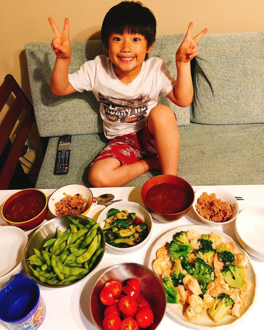 山田まりやさんのインスタグラム写真 - (山田まりやInstagram)「いつかの夕ご飯😋ムネくんリクエストはガーリックシュリンプでした🦐✨ ・ あとは温かいまま枝豆と 叩きキュウリに梅と昆布とごま油と 甘いミニトマトに柿酢と軽く岩塩で 美味しかったな🤤✨ ・ 4年熟成手前味噌でお味噌汁と @nadeshiko_healthy_life で炊く #酵素玄米 は必ず😋❤️✨ ・ #ムネくん  @central_official_  #夏休み  #夏バテ知らず  #底なしの体力  #羨ましい」8月18日 20時43分 - mariya.yamada