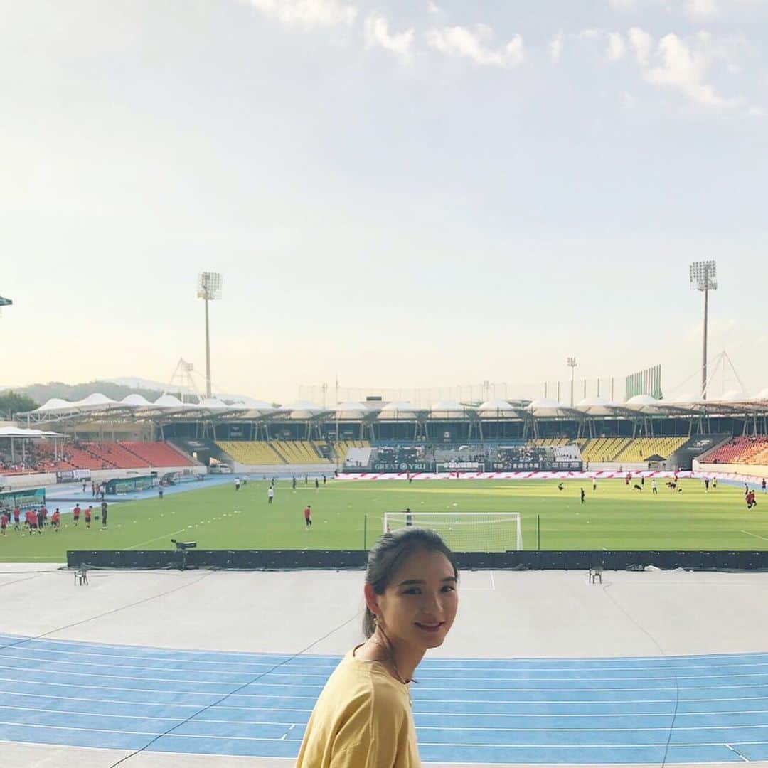 石坂友里さんのインスタグラム写真 - (石坂友里Instagram)「FC Seoul vs Seongnam FC ⚽️ @ Seongnam Stadium 🏟⚽️ サッカー観戦はやっぱり元気もらえる!!日本で活躍してくれてる外人選手にありがとう、海外で活躍する日本人選手も、みんなすごいなぁなんてことをなんだか急に思いながら見ました🥺👊🏻⚽️初めてのKリーグ楽しかった⚽️🖤역시 축구는 힘이에요!!일본에서 활약 해주는 외국인 선수들에게 고마워요,해외 가서  활약하는 일본인 선수도 모두 넘넘 대단하다구, 보면서 뭔가 갑자기 그런 생각이 들었어요🥺👊🏻⚽️첫  K리그 신났어요!!⚽️🖤 #⚽️ #fcseoul#FCソウル#seongnamfc#城南fc」8月18日 20時43分 - yuri.d