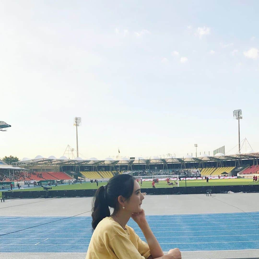 石坂友里さんのインスタグラム写真 - (石坂友里Instagram)「FC Seoul vs Seongnam FC ⚽️ @ Seongnam Stadium 🏟⚽️ サッカー観戦はやっぱり元気もらえる!!日本で活躍してくれてる外人選手にありがとう、海外で活躍する日本人選手も、みんなすごいなぁなんてことをなんだか急に思いながら見ました🥺👊🏻⚽️初めてのKリーグ楽しかった⚽️🖤역시 축구는 힘이에요!!일본에서 활약 해주는 외국인 선수들에게 고마워요,해외 가서  활약하는 일본인 선수도 모두 넘넘 대단하다구, 보면서 뭔가 갑자기 그런 생각이 들었어요🥺👊🏻⚽️첫  K리그 신났어요!!⚽️🖤 #⚽️ #fcseoul#FCソウル#seongnamfc#城南fc」8月18日 20時43分 - yuri.d