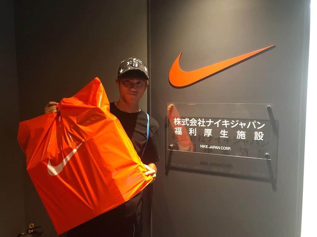 のインスタグラム：「先日、六本木にあるナイキショップに行ってきました！！ いつもお世話になっています！ ありがとうございます！ #宮崎幾笑 #NIKE」