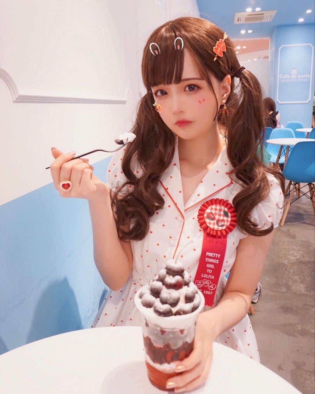 Chikako千佳子さんのインスタグラム写真 - (Chikako千佳子Instagram)「Cafe de Paris 🇫🇷 🍒🍓 #cafedeparis #ankrouge #milkfashion #katiethestore」8月18日 20時56分 - cindychikako