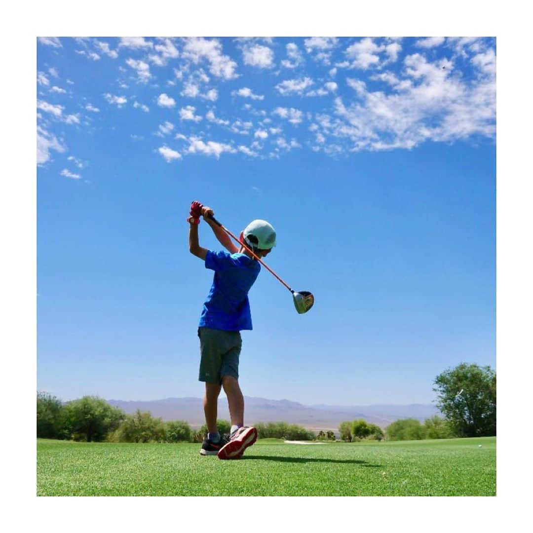 森下千里のインスタグラム：「人生初ラウンドのヒロくんと⛳️ しっかり練習してきたと感じるフィニッシュには、将来性も感じる…。 カッコいいっ💦  そんなヒロくんとラウンドできたわたしこそ、贅沢もの😘 . . #golf #コース初デビュー #ゴルフ #ゴルフキッズ」
