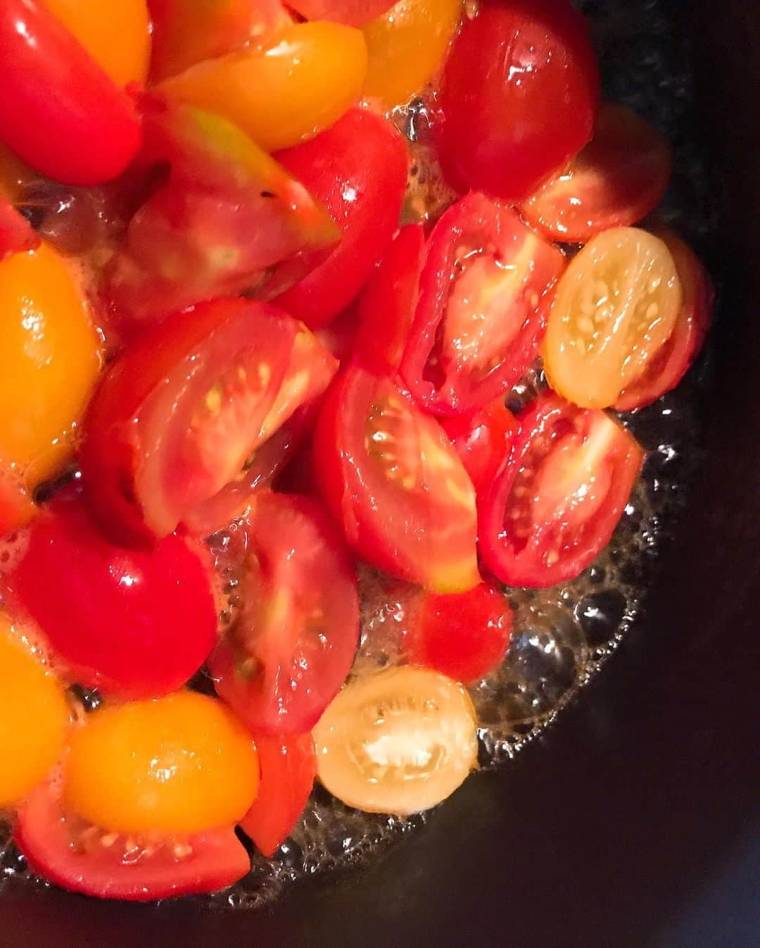 秋本祐希さんのインスタグラム写真 - (秋本祐希Instagram)「美緒ちゃんのトマトジャム🍅 これ 大好物❤︎ おうちに遊びに行った次の日にも食べたくなり 真似っこしてトマトジャム作り❤︎ なかなか美味しくできたけど 何かが違う🤔 うちになかったシナモンパウダーのせいだけではないな 笑 次は完璧に真似っこできますように😆 写真は完璧な美緒ちゃんのジャム❤︎🍅🥂 #mio🍳cook #松井家のおもてなしごはん  #トマトジャム #yummy #jam #homemadejam」8月18日 20時56分 - ayuuki0908