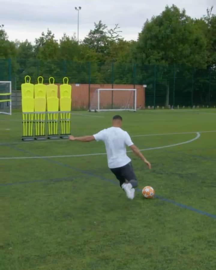 F2Freestylersのインスタグラム：「HIGHEST FREE KICK WALL IN THE WORLD!🌍 NEW VIDEO OUT NOW! 🎥 LINK IN BIO 📎  #FreeKicks #HighestWallEver」