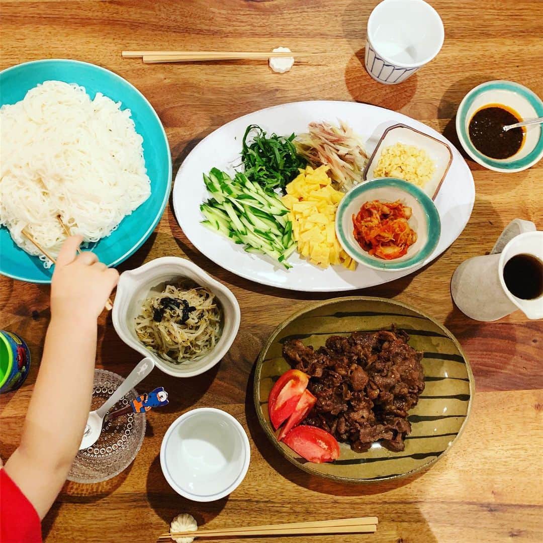 安田美沙子さんのインスタグラム写真 - (安田美沙子Instagram)「昨日は、素麺にしました。 色々具材と、もやしナムル、余ってた牛肉を焼肉のタレで炒めて、よだれ鳥の余ってたタレも用意して、お好みでアレンジ麺❤️ やっぱ夏は素麺に限る😊⭐️ . . . #instafood  #dinner #素麺 #みさこクッキング  #羽田甚商店」8月18日 20時53分 - yasuda_misako